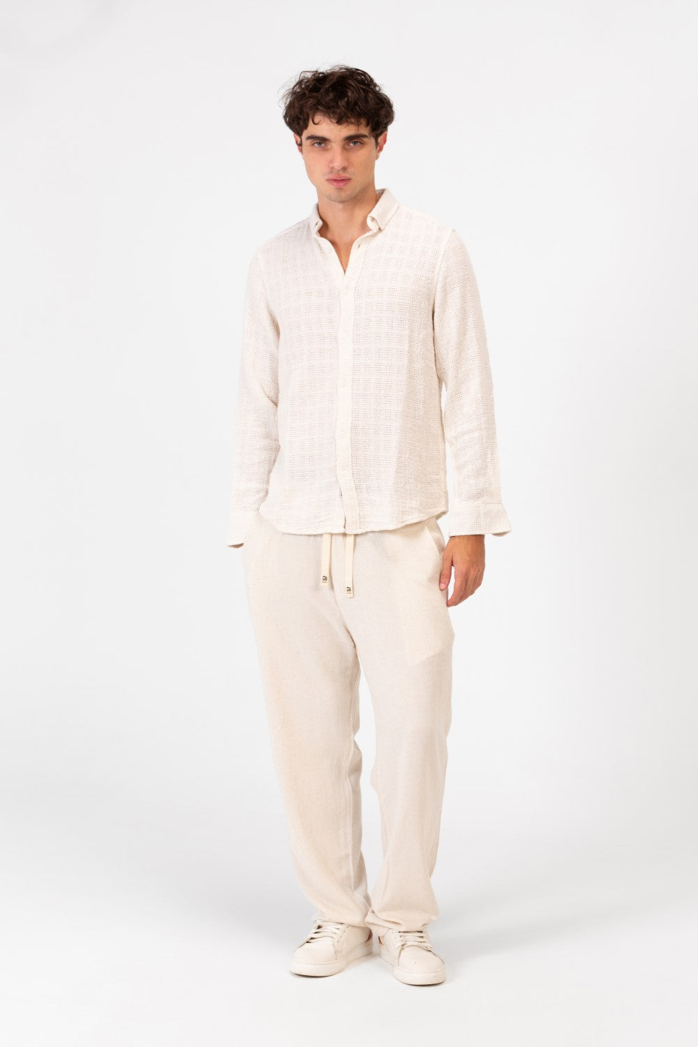 Men's Long Sleeved Slim Fit Check Shirt With A Collar And Full Button Closure