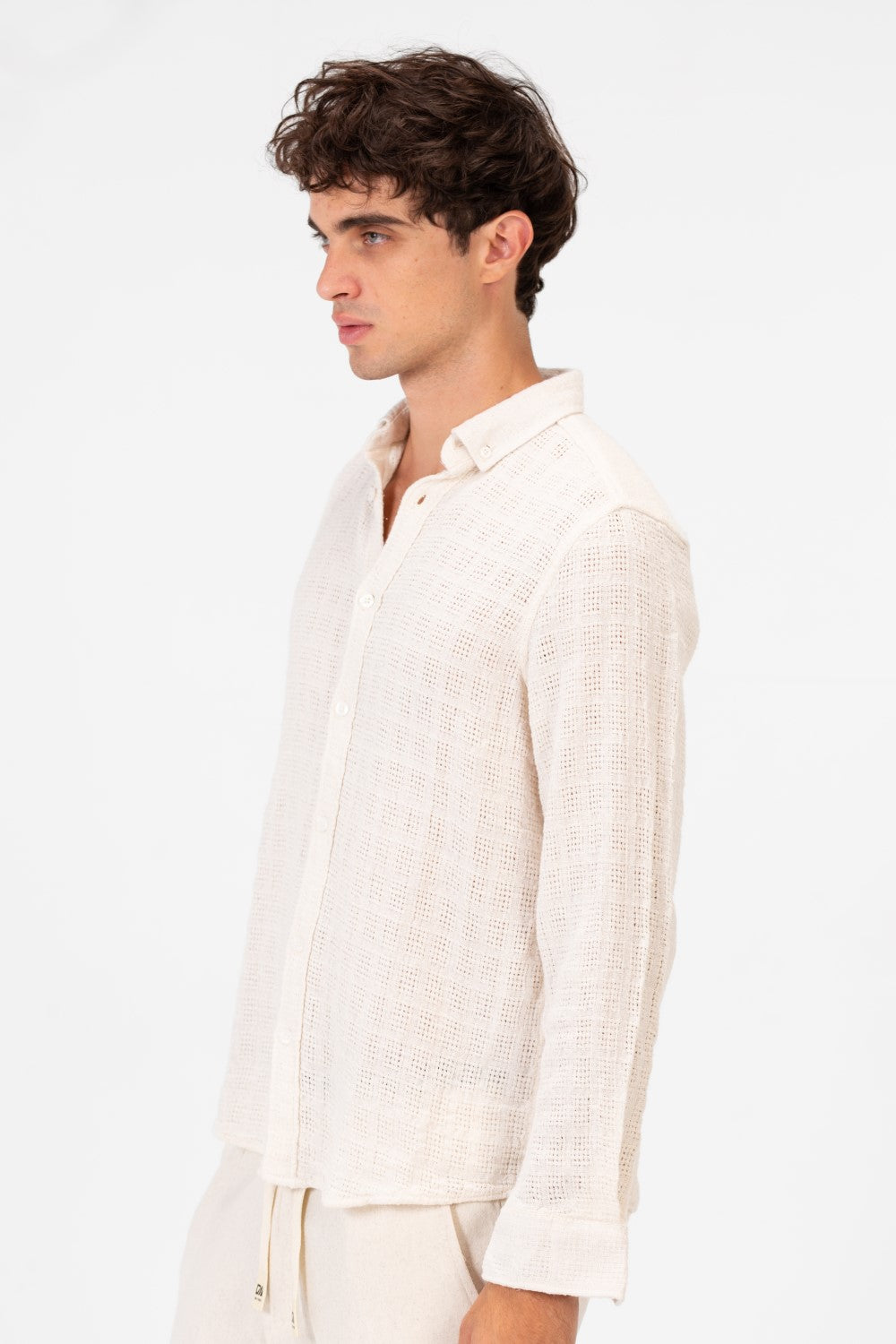 Men's Long Sleeved Slim Fit Check Shirt With A Collar And Full Button Closure