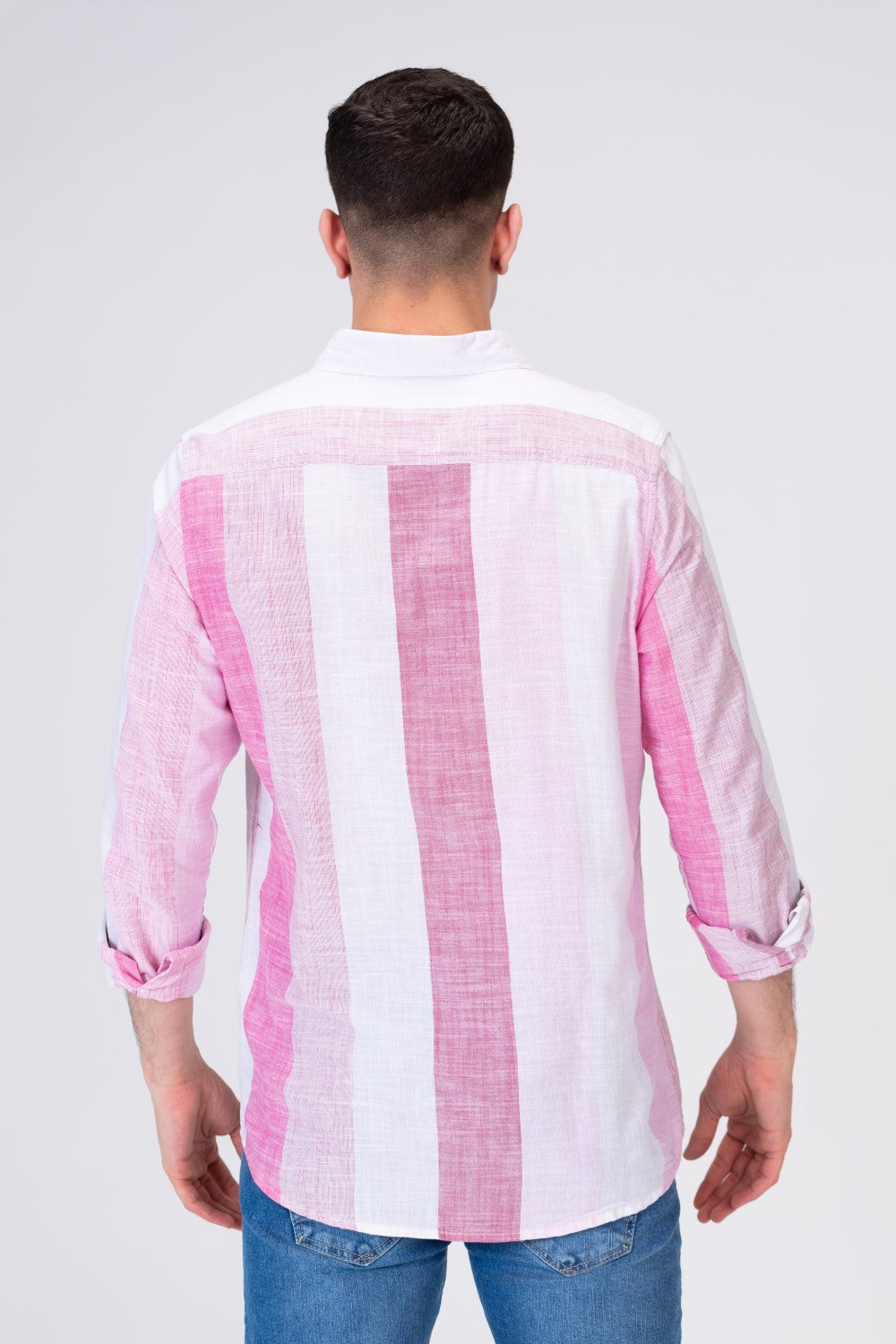 قميص رجالي مخطط بقصة عادية بأكمام طويلة وياقة مصنوع من الكتان
