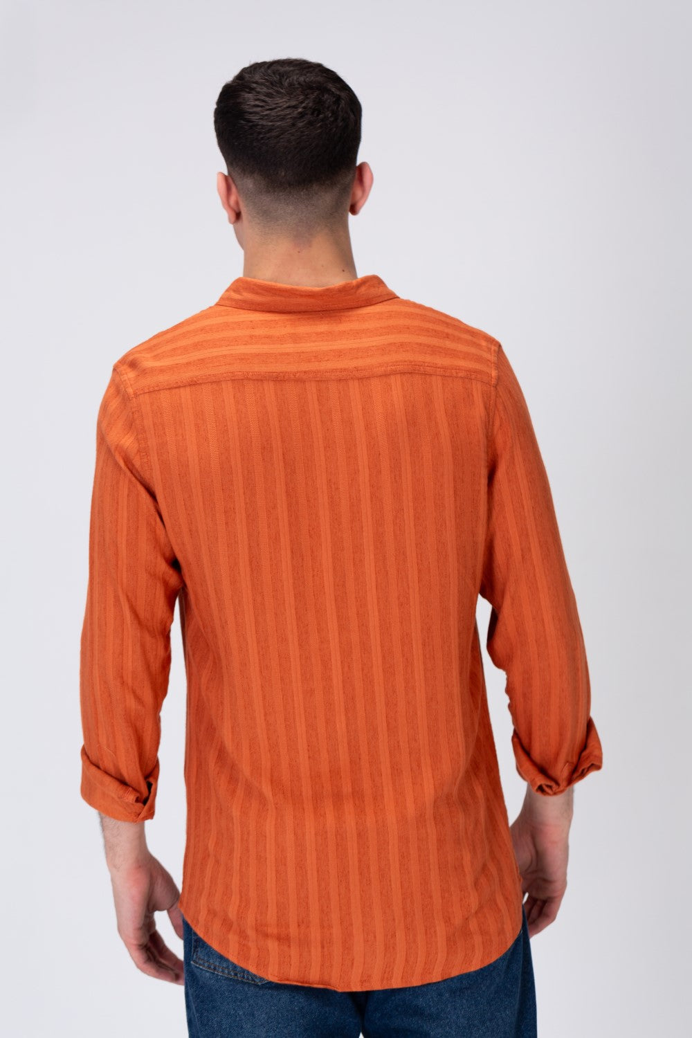 قميص رجالي مخطط فاتح من الكتان بياقة وألوان صيفية مميزة