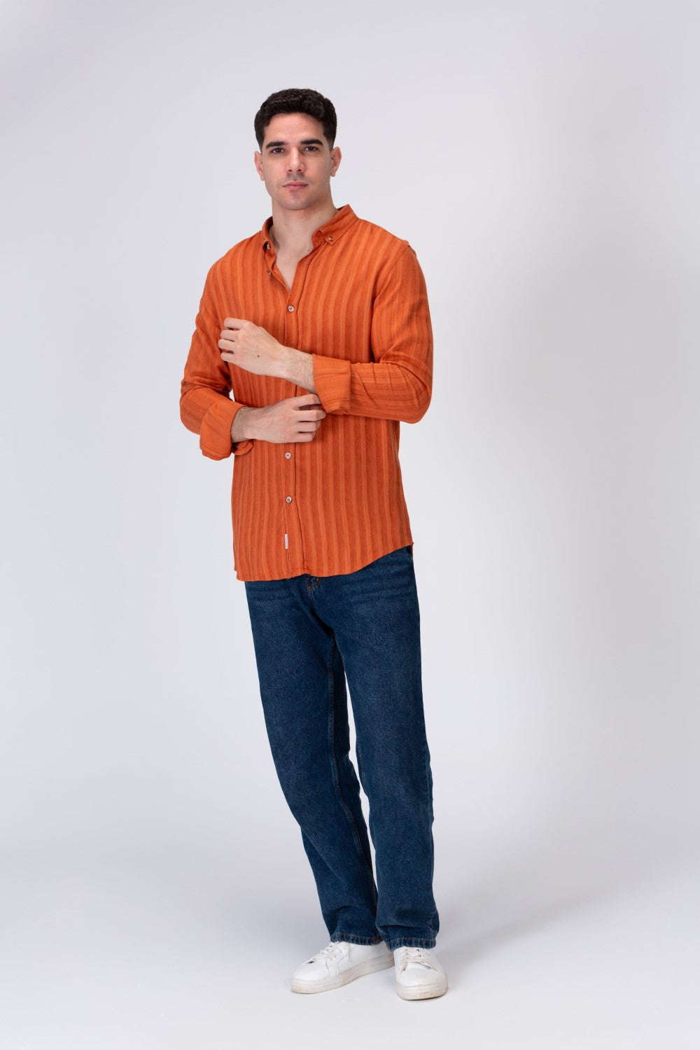 قميص رجالي مخطط فاتح من الكتان بياقة وألوان صيفية مميزة