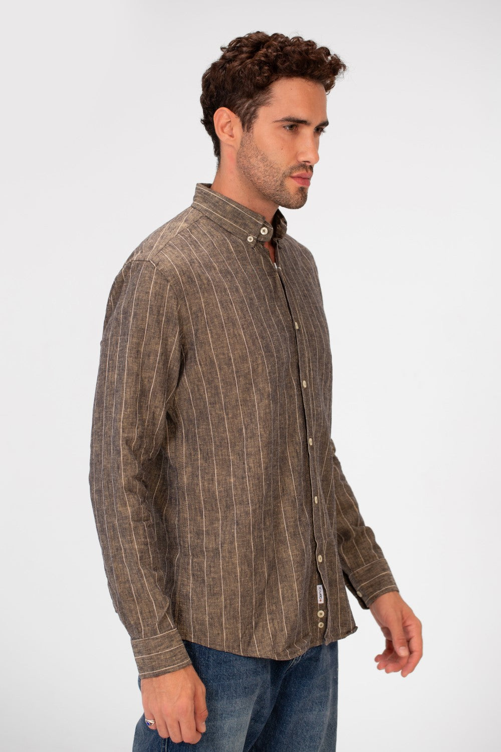 قميص رجالي مخطط من الكتان بأكمام طويلة بقصة Slim Fit بألوان أساسية وعصرية