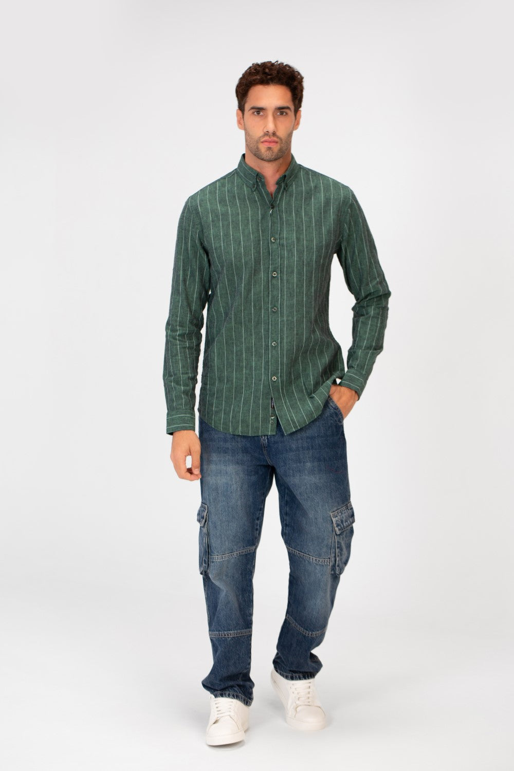 قميص رجالي مخطط من الكتان بأكمام طويلة بقصة Slim Fit بألوان أساسية وعصرية