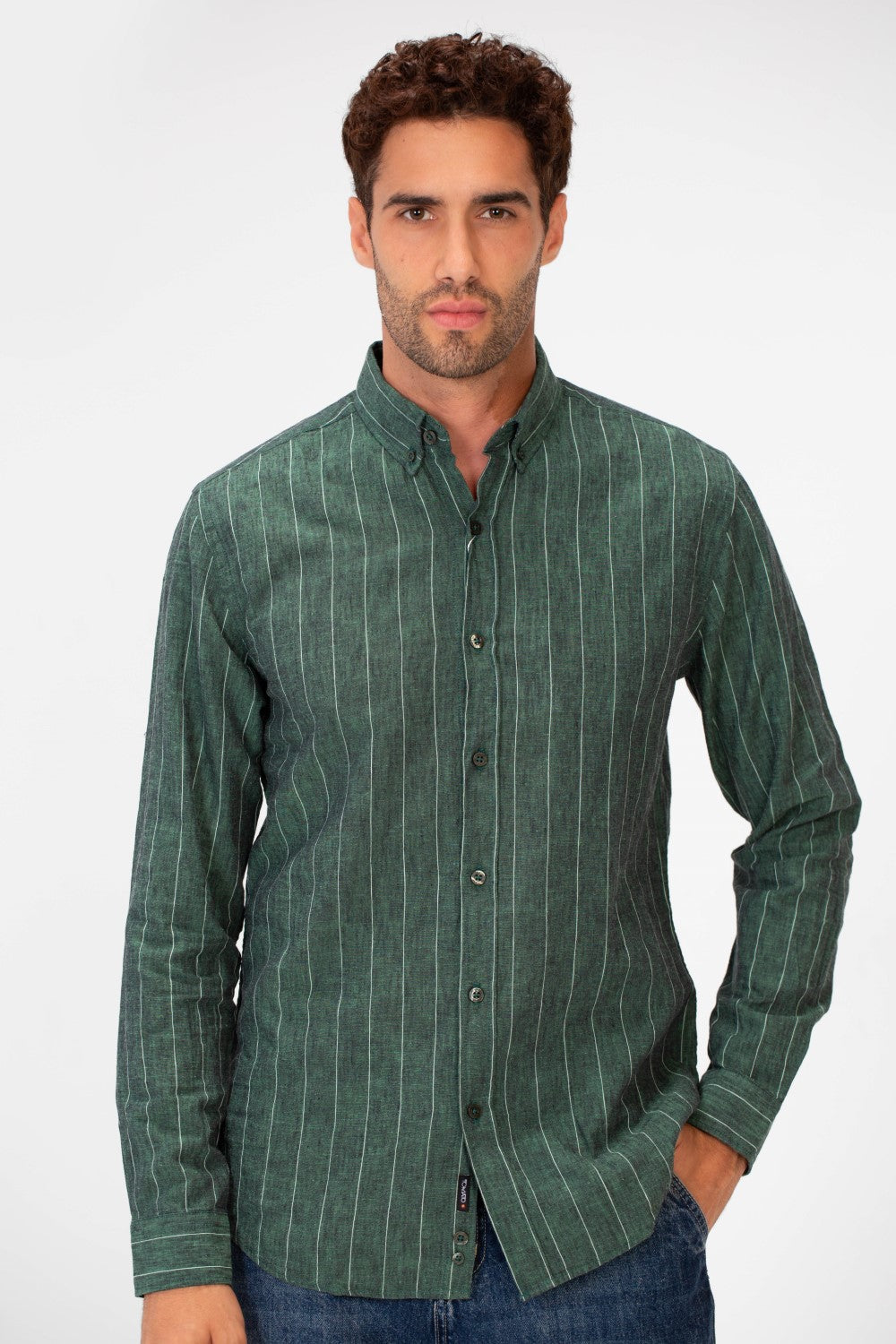 قميص رجالي مخطط من الكتان بأكمام طويلة بقصة Slim Fit بألوان أساسية وعصرية