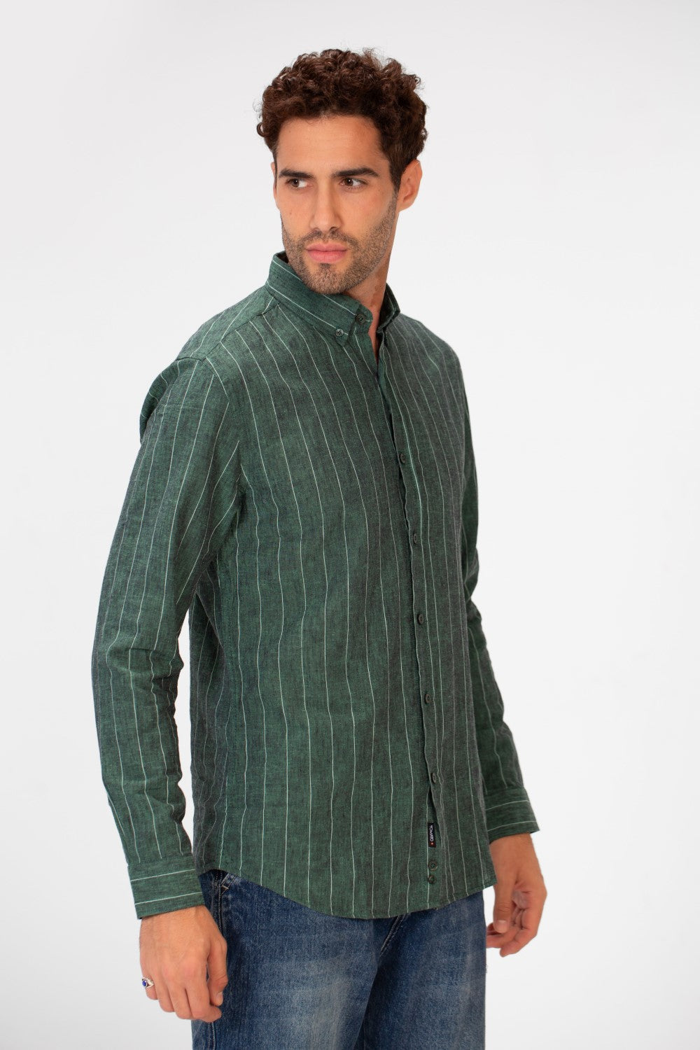 قميص رجالي مخطط من الكتان بأكمام طويلة بقصة Slim Fit بألوان أساسية وعصرية