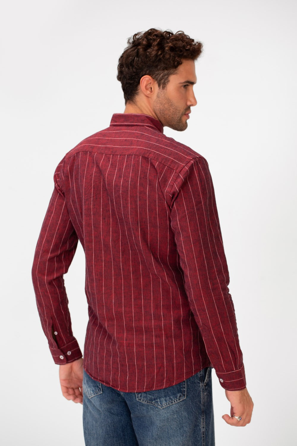 قميص رجالي مخطط من الكتان بأكمام طويلة بقصة Slim Fit بألوان أساسية وعصرية