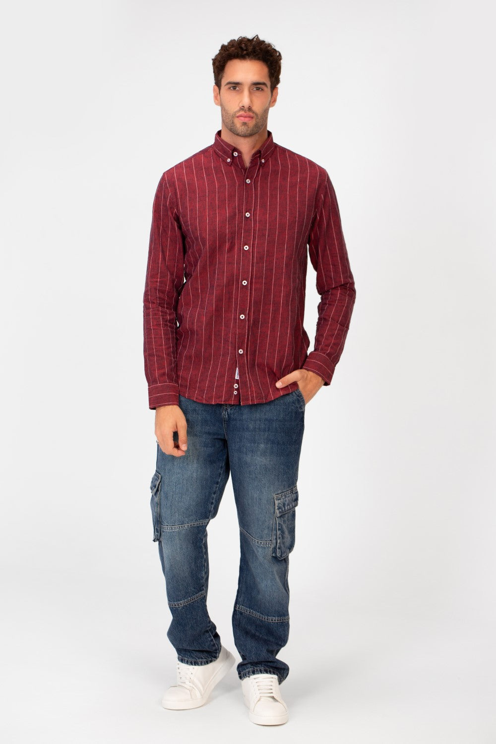 قميص رجالي مخطط من الكتان بأكمام طويلة بقصة Slim Fit بألوان أساسية وعصرية