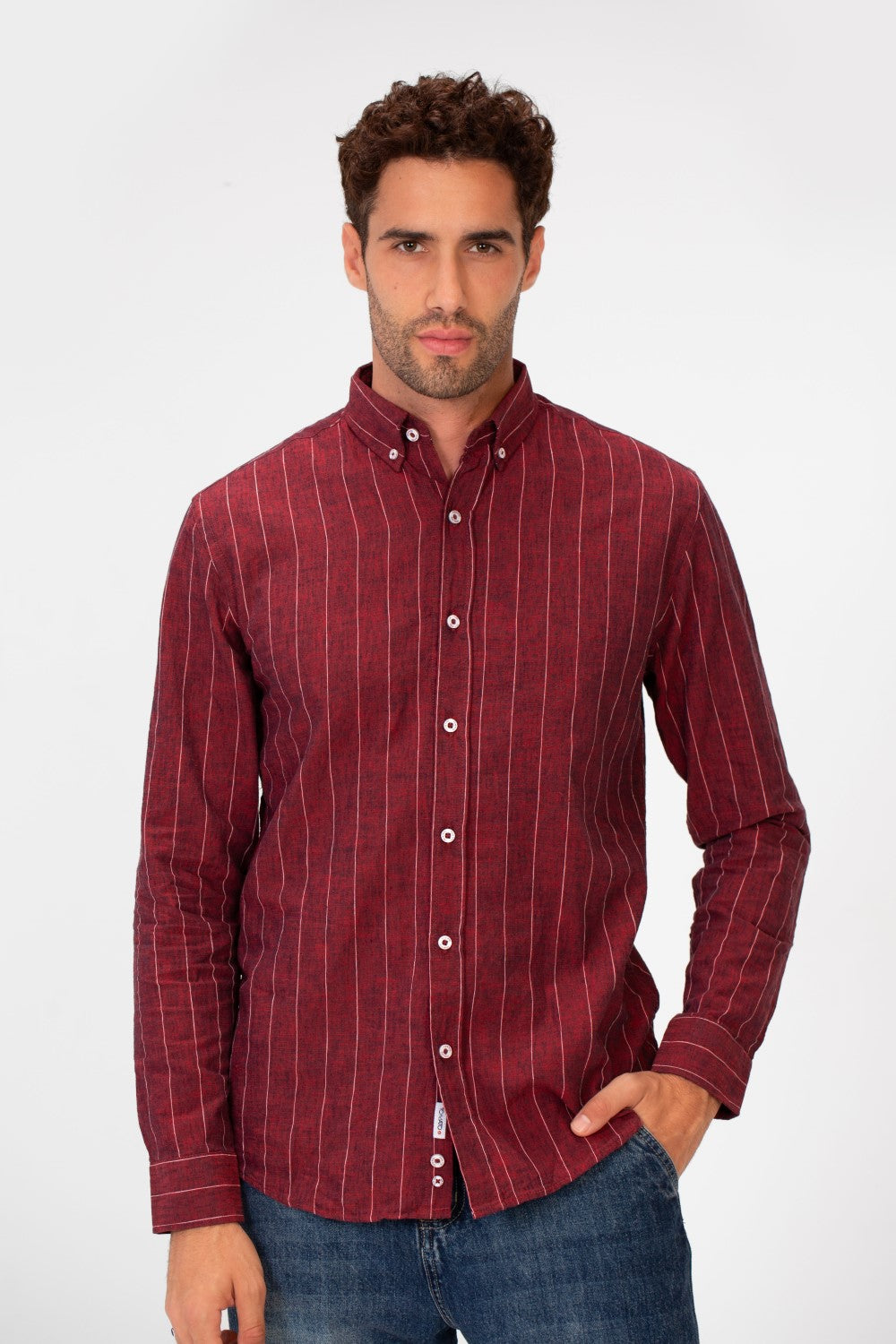 قميص رجالي مخطط من الكتان بأكمام طويلة بقصة Slim Fit بألوان أساسية وعصرية