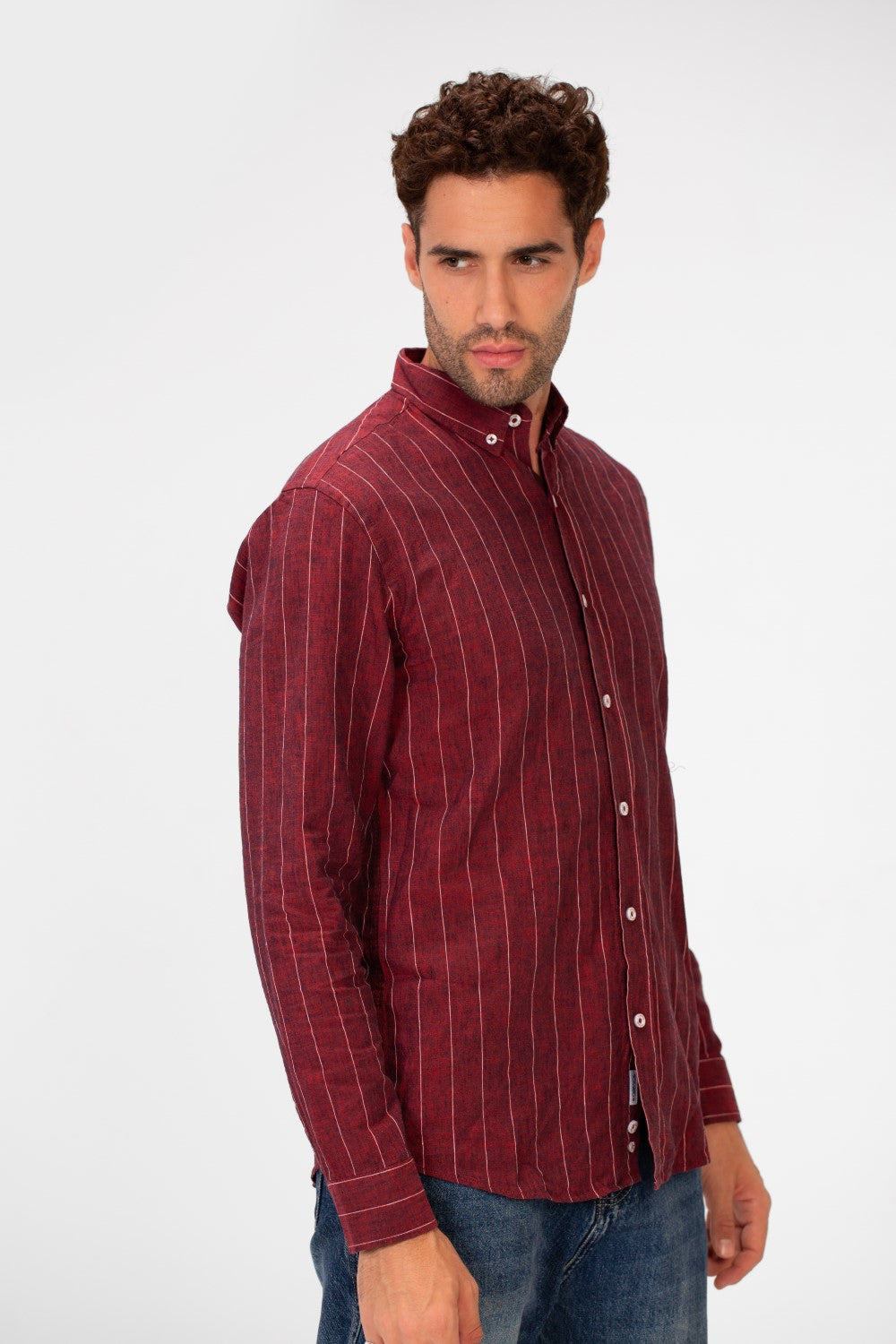 قميص رجالي مخطط من الكتان بأكمام طويلة بقصة Slim Fit بألوان أساسية وعصرية