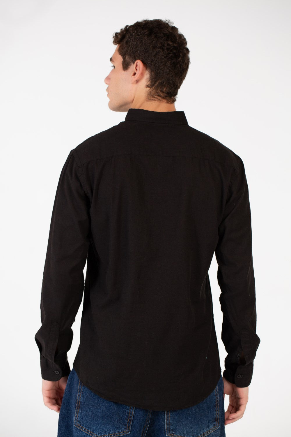 قميص رجالي أساسي من الكتان بأكمام طويلة بقصة Slim Fit