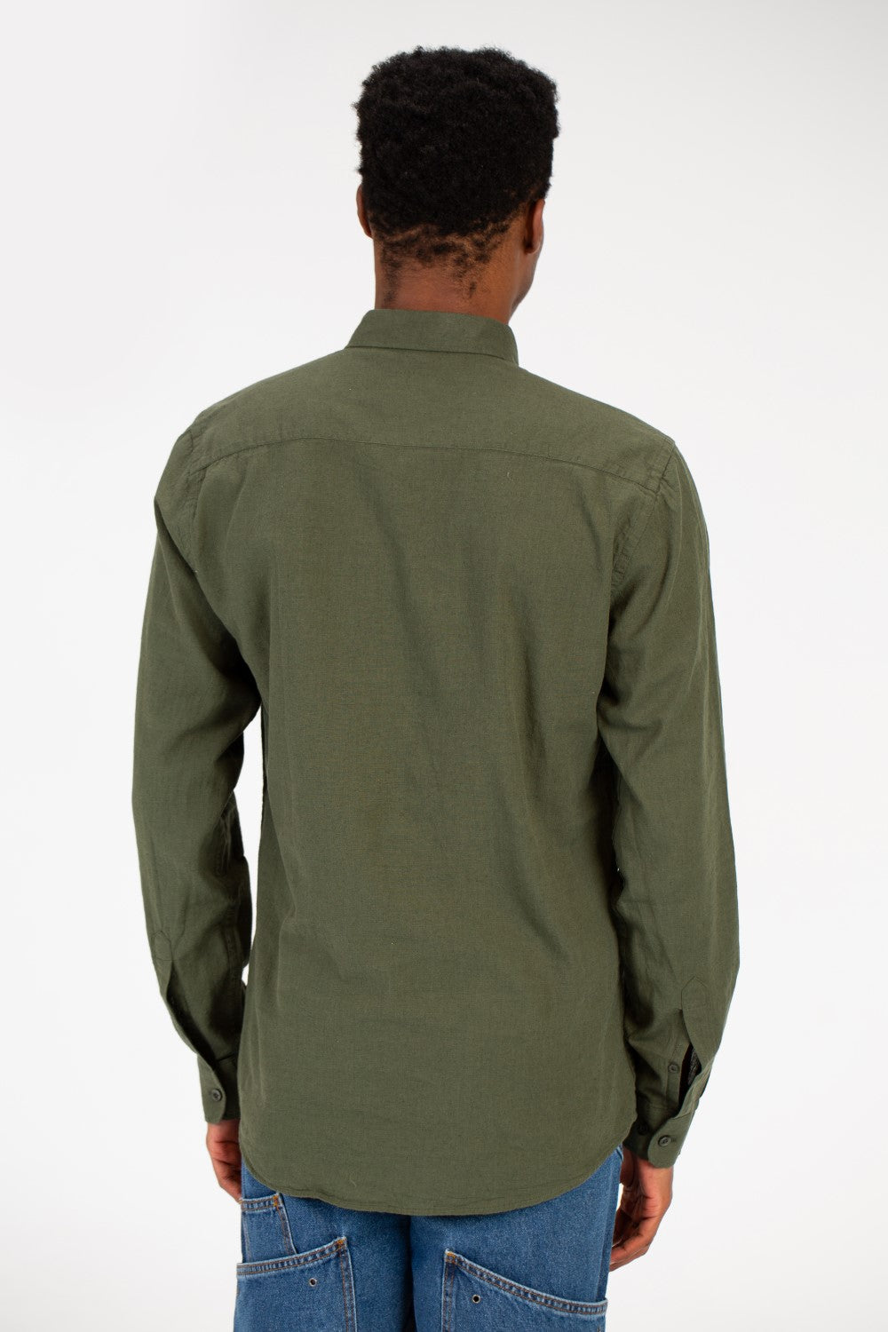 قميص رجالي أساسي من الكتان بأكمام طويلة بقصة Slim Fit