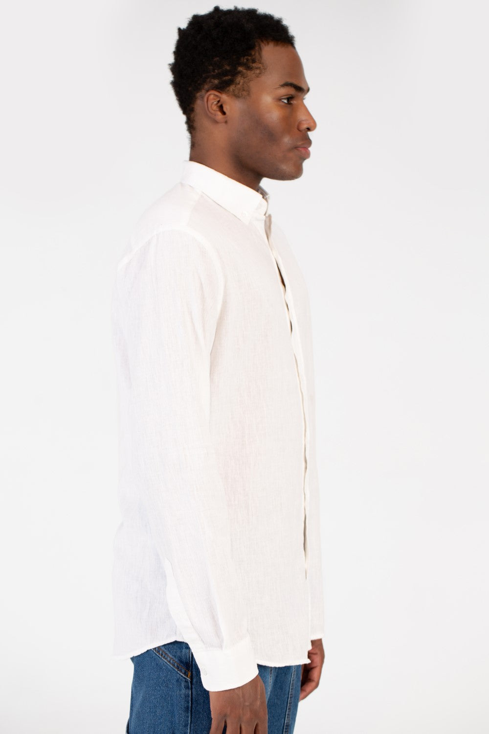 قميص رجالي أساسي من الكتان بأكمام طويلة بقصة Slim Fit