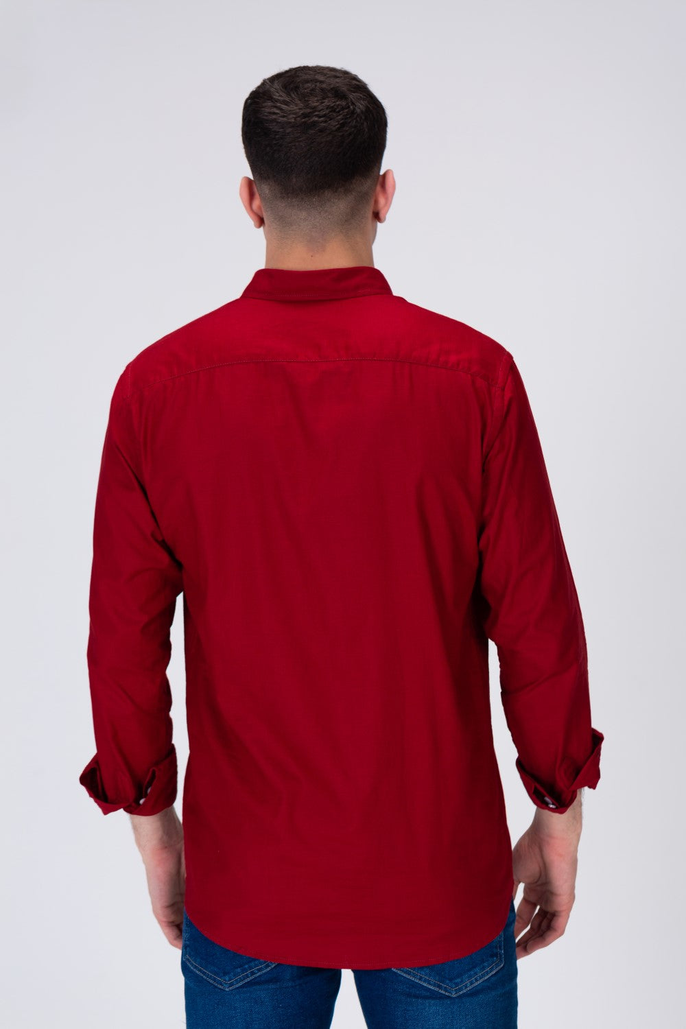 قميص رجالي أساسي كلاسيكي برقبة وأكمام طويلة بقصة Slim Fit