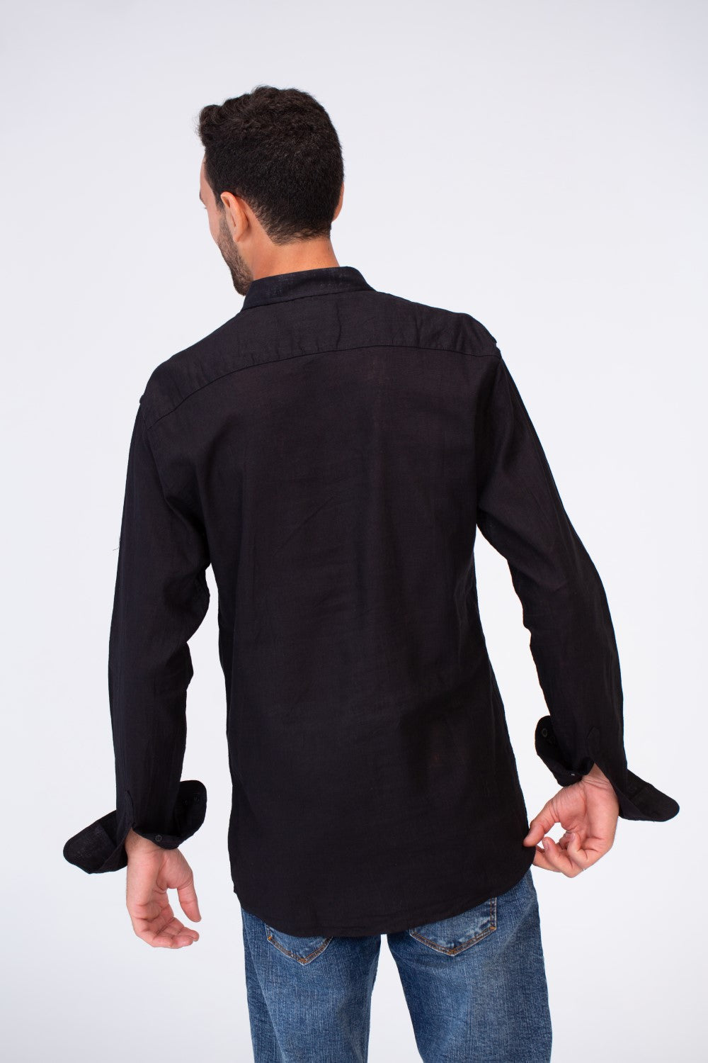 قميص رجالي سادة من الكتان بياقة وأكمام طويلة بقصة مناسبة
