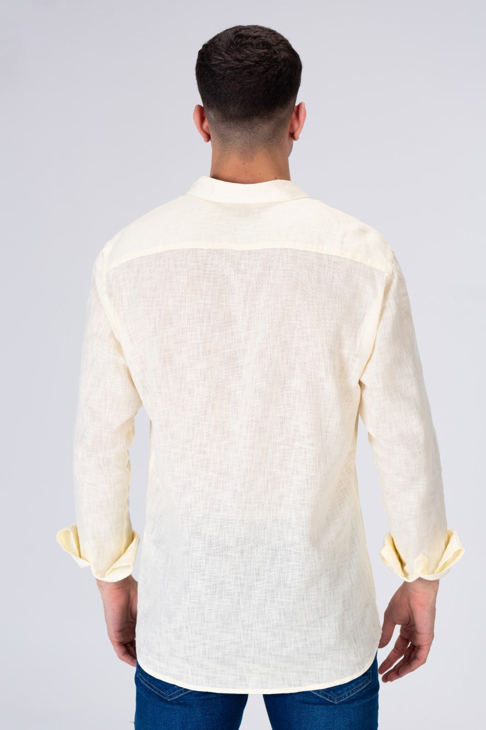 قميص رجالي سادة من الكتان بياقة وأكمام طويلة بقصة مناسبة