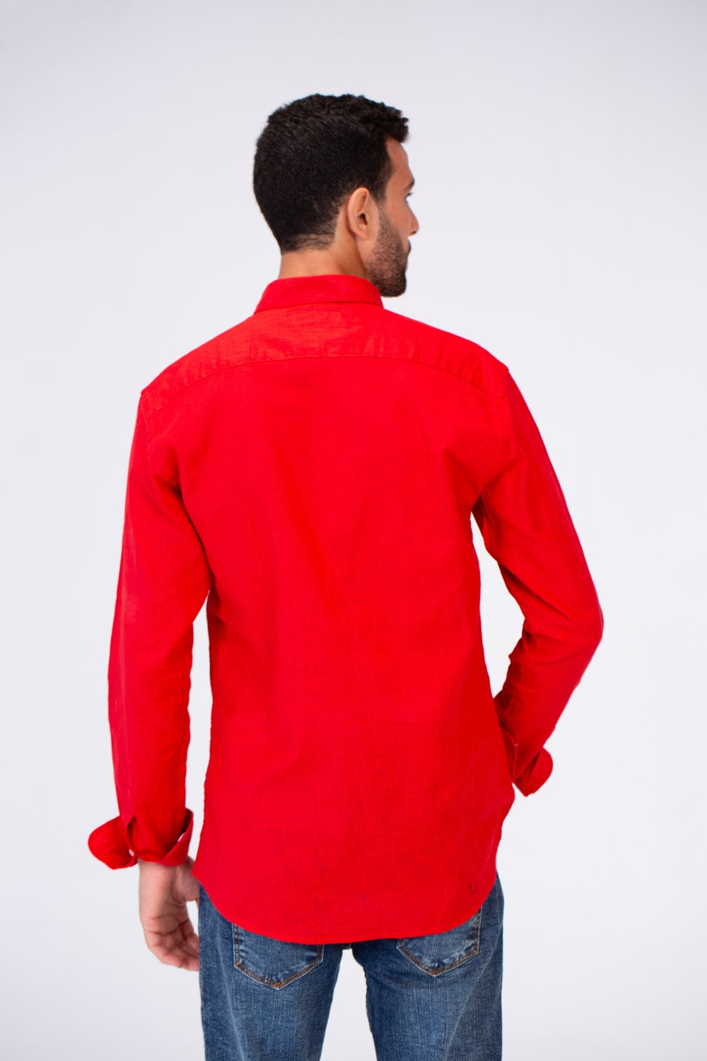 قميص رجالي سادة من الكتان بياقة وأكمام طويلة بقصة مناسبة