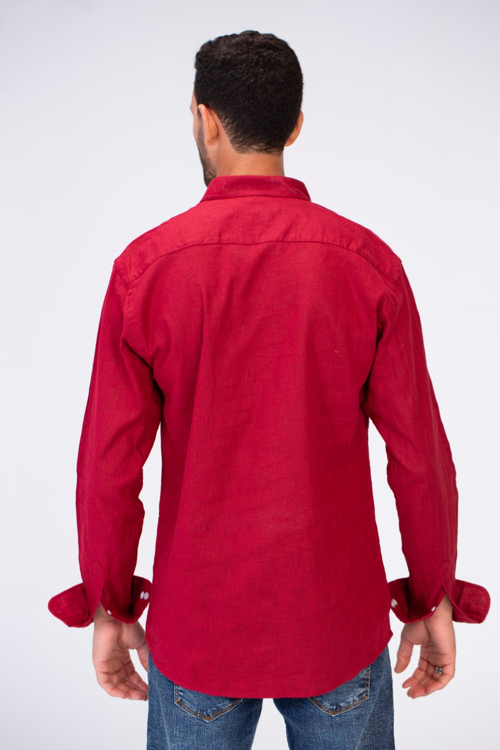 قميص رجالي سادة من الكتان بياقة وأكمام طويلة بقصة مناسبة