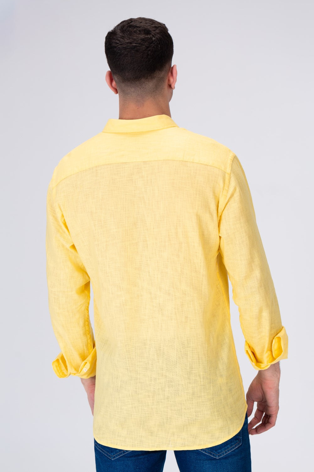 قميص رجالي سادة من الكتان بياقة وأكمام طويلة بقصة مناسبة