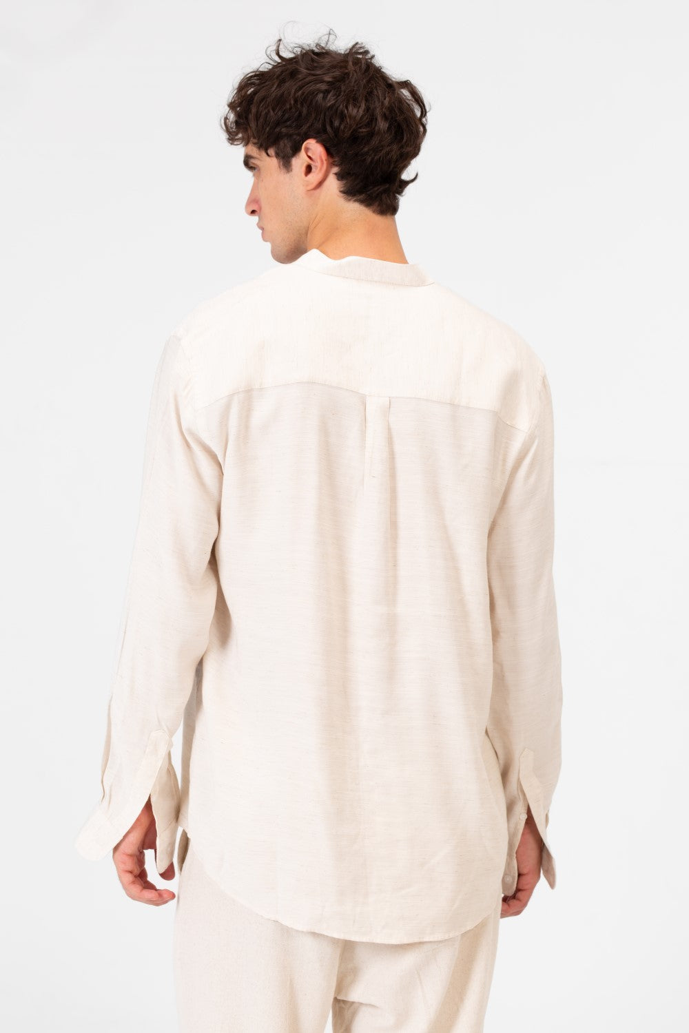 قميص رجالي أساسي بأكمام طويلة بقصة عادية من خامة مريحة وعملية