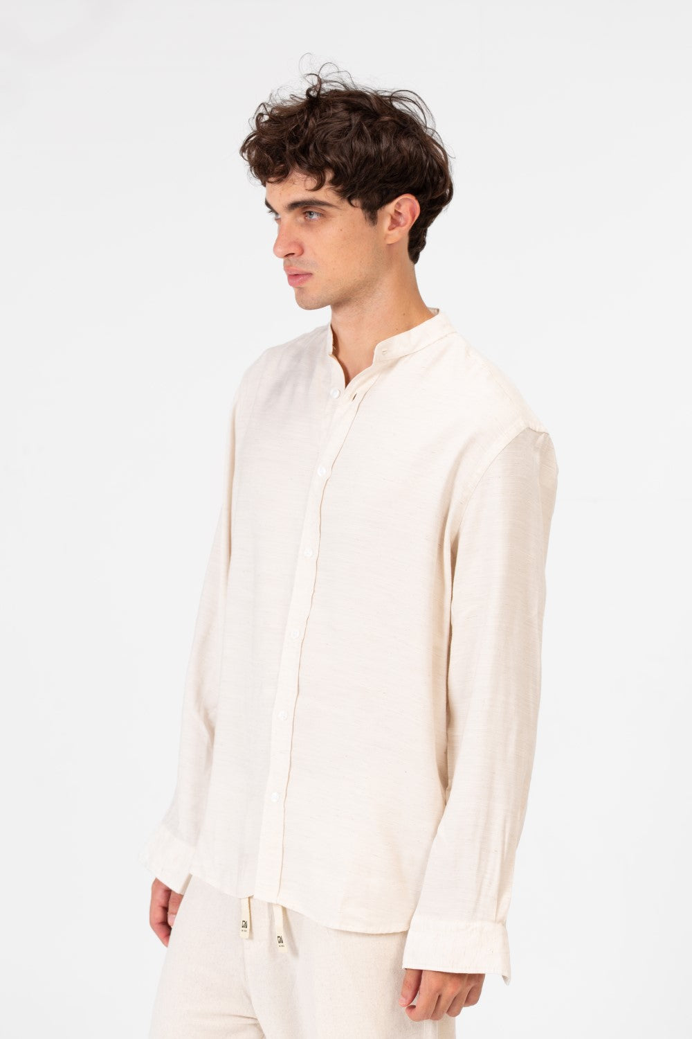 قميص رجالي أساسي بأكمام طويلة بقصة عادية من خامة مريحة وعملية