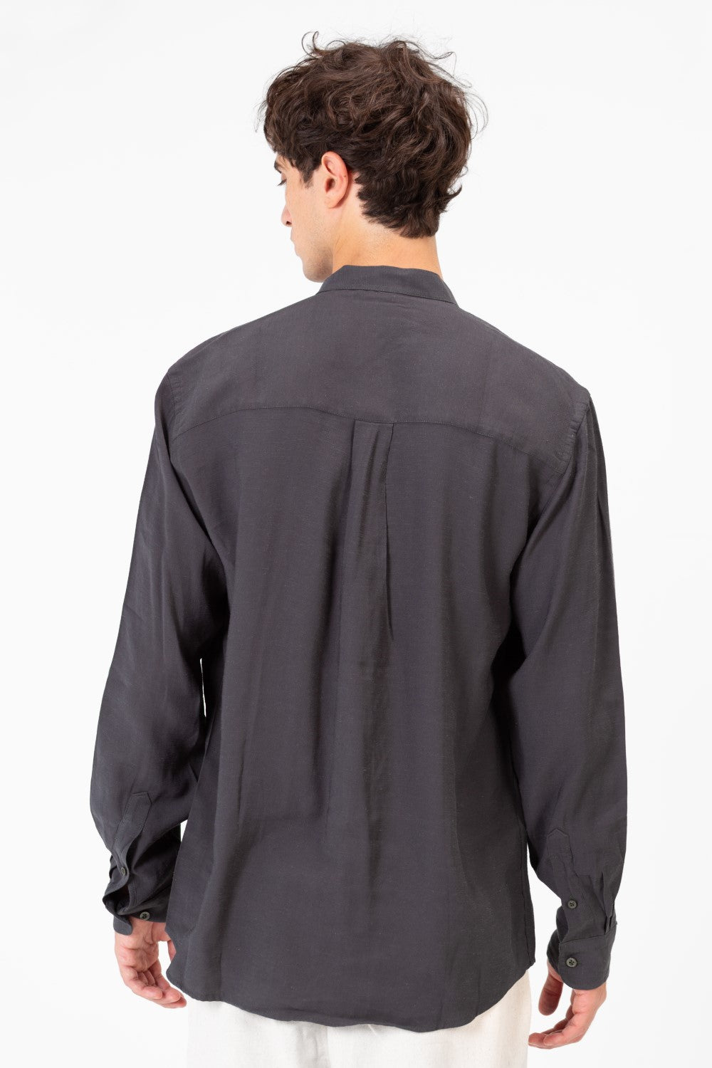 قميص رجالي أساسي بأكمام طويلة بقصة عادية من خامة مريحة وعملية