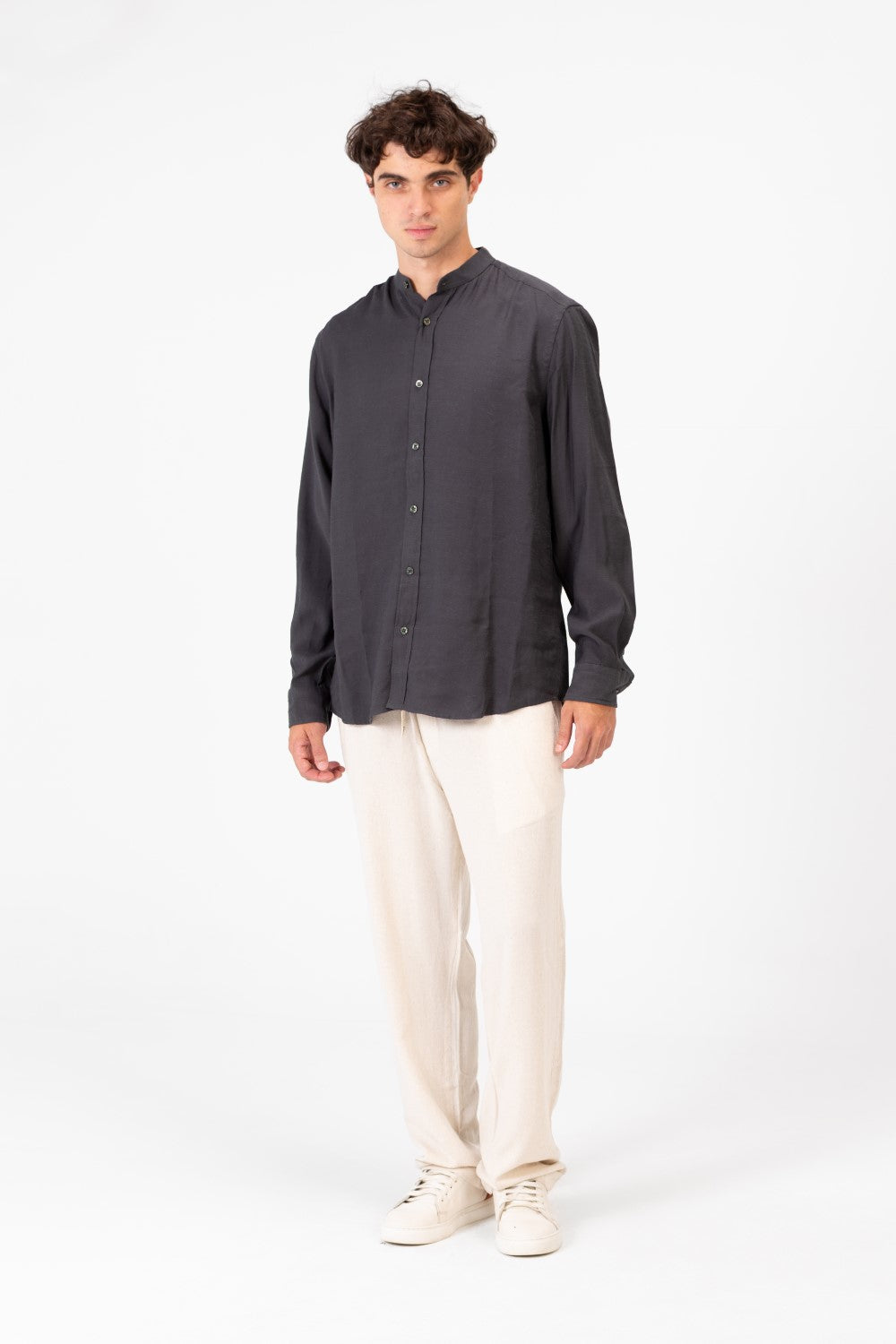 قميص رجالي أساسي بأكمام طويلة بقصة عادية من خامة مريحة وعملية