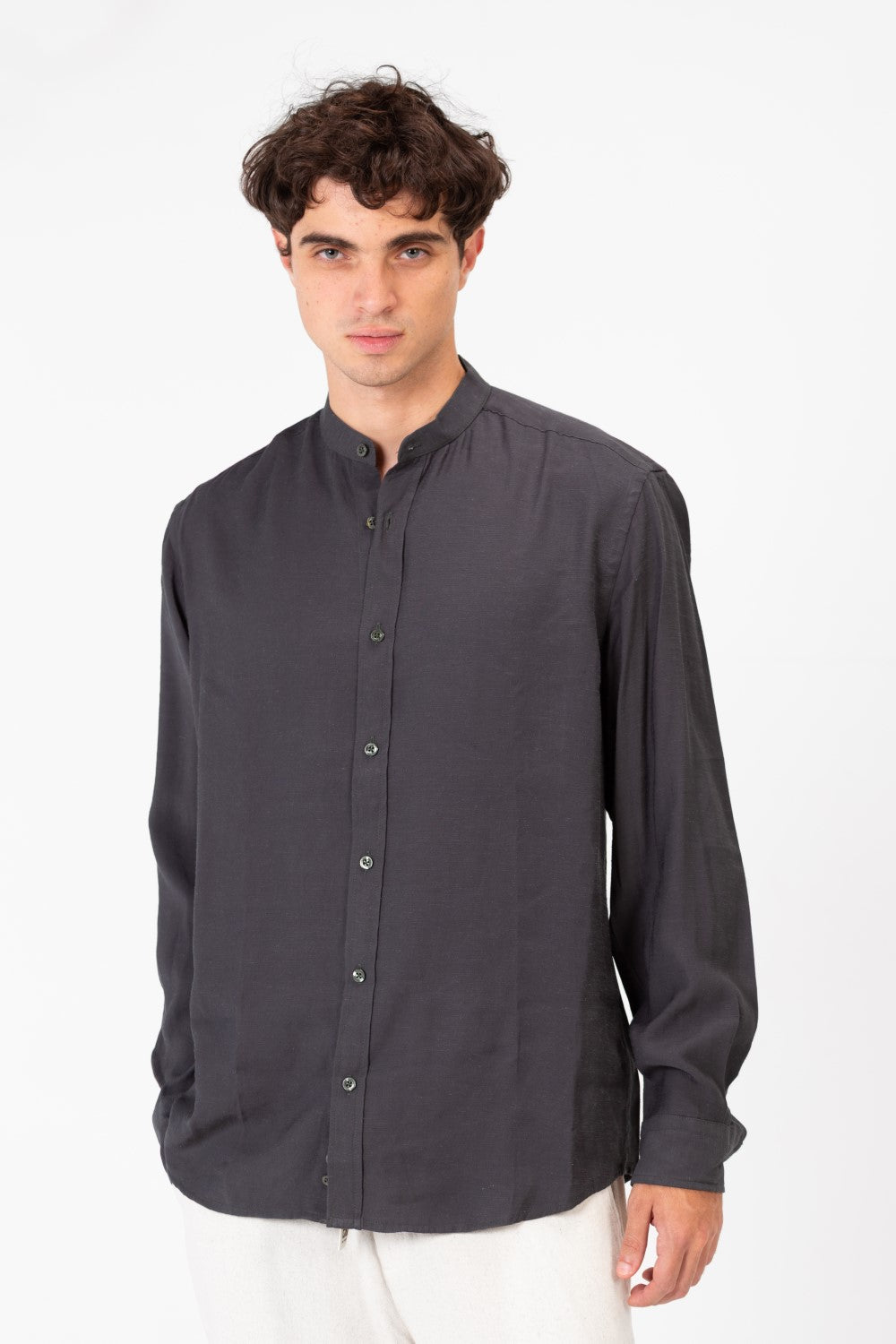 قميص رجالي أساسي بأكمام طويلة بقصة عادية من خامة مريحة وعملية