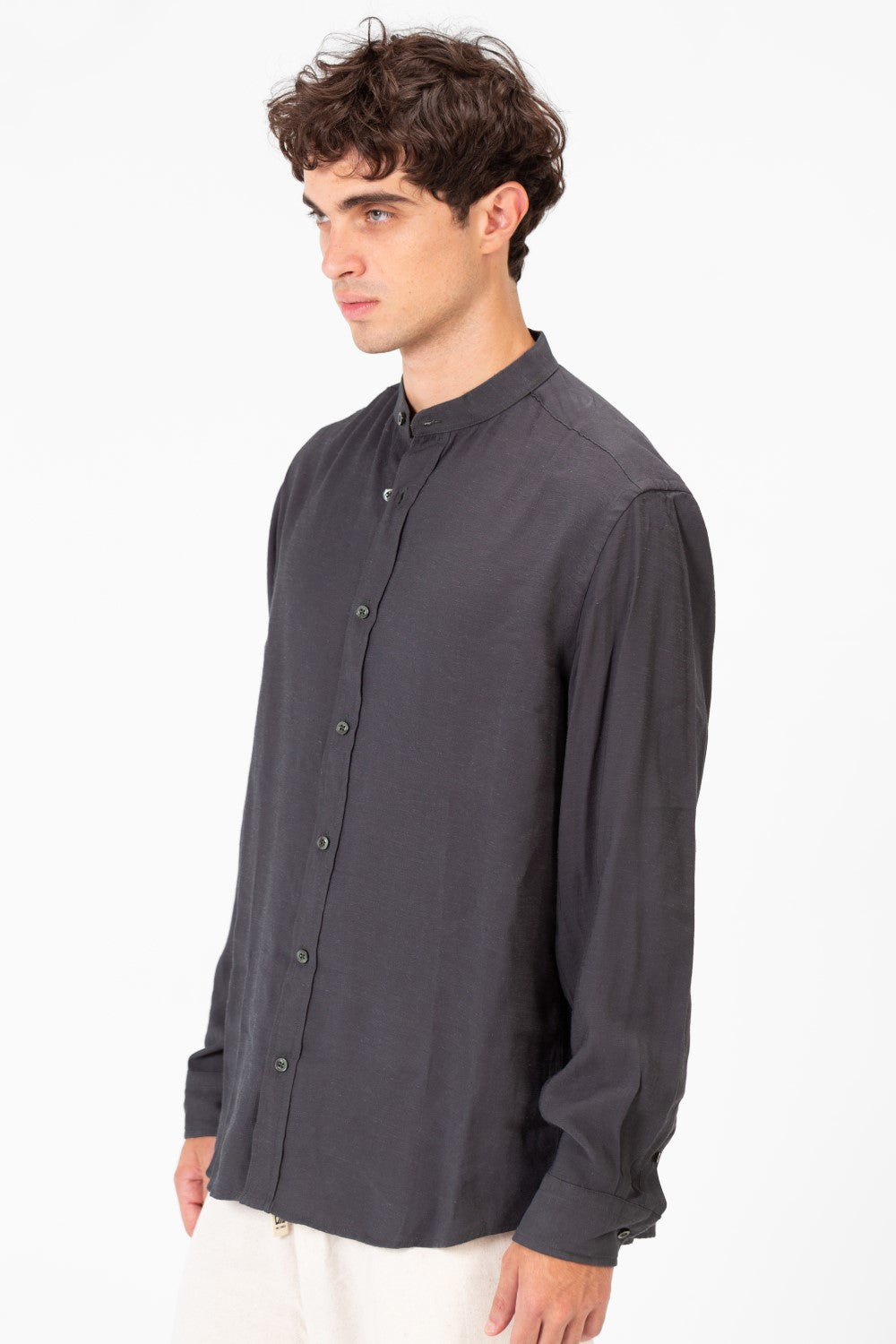 قميص رجالي أساسي بأكمام طويلة بقصة عادية من خامة مريحة وعملية