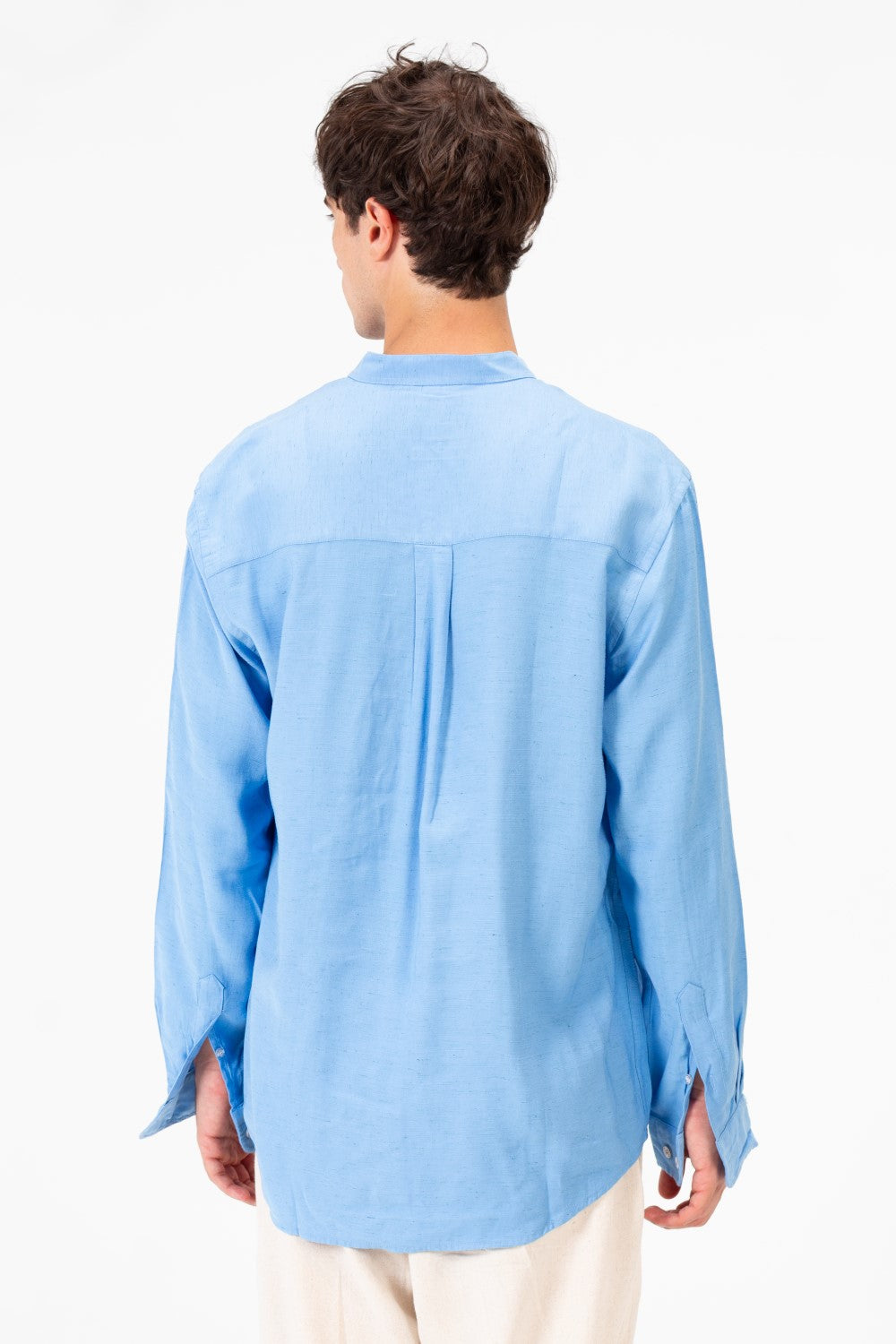 قميص رجالي أساسي بأكمام طويلة بقصة عادية من خامة مريحة وعملية