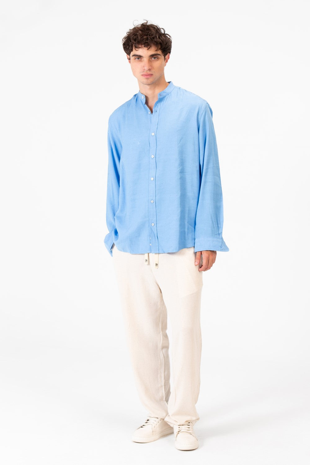 قميص رجالي أساسي بأكمام طويلة بقصة عادية من خامة مريحة وعملية