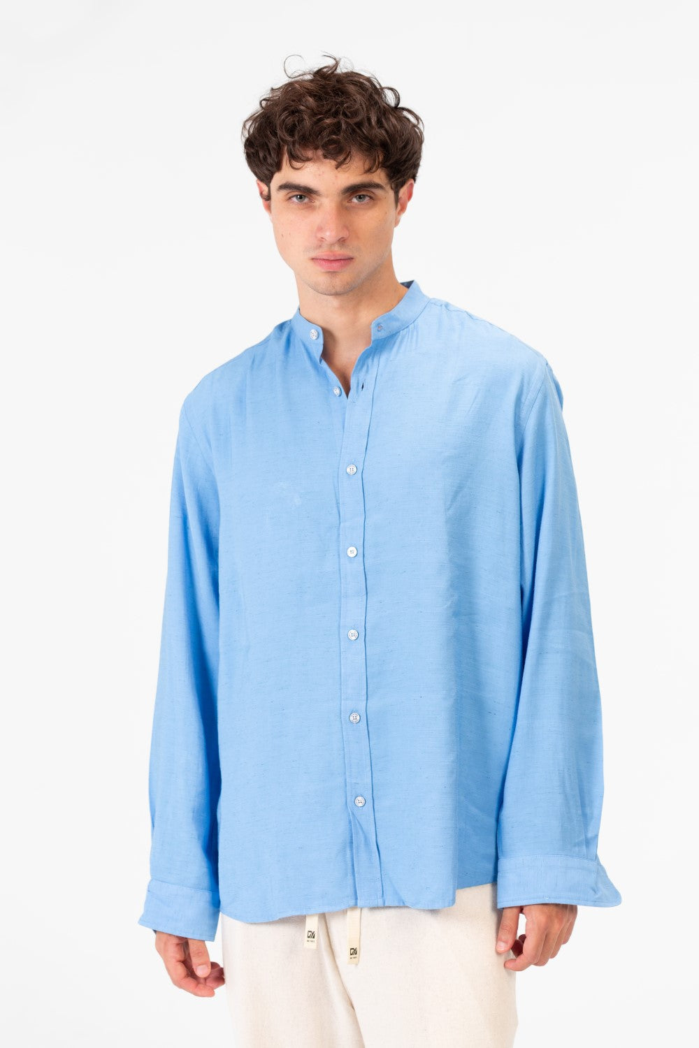 قميص رجالي أساسي بأكمام طويلة بقصة عادية من خامة مريحة وعملية