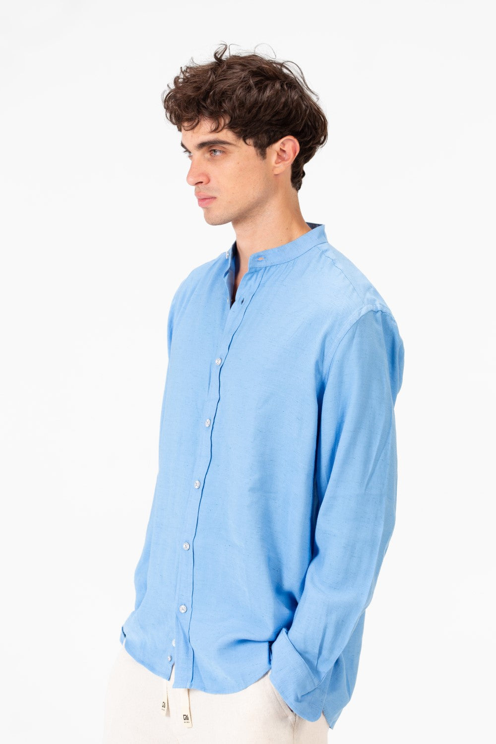 قميص رجالي أساسي بأكمام طويلة بقصة عادية من خامة مريحة وعملية