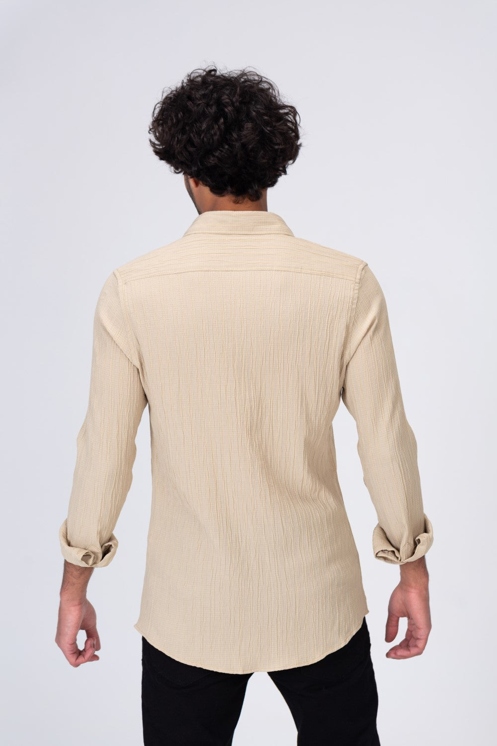 قميص رجالي سادة من خامة صيفية تناسب الاستخدام اليومي وألوان أساسية