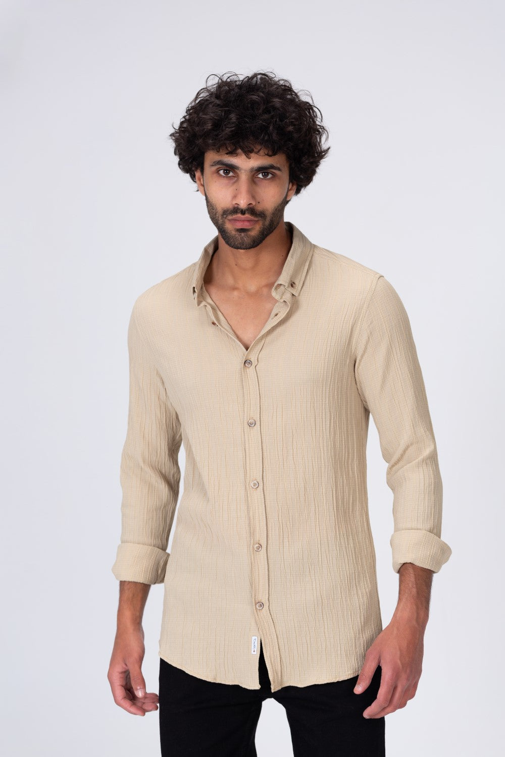 قميص رجالي سادة من خامة صيفية تناسب الاستخدام اليومي وألوان أساسية