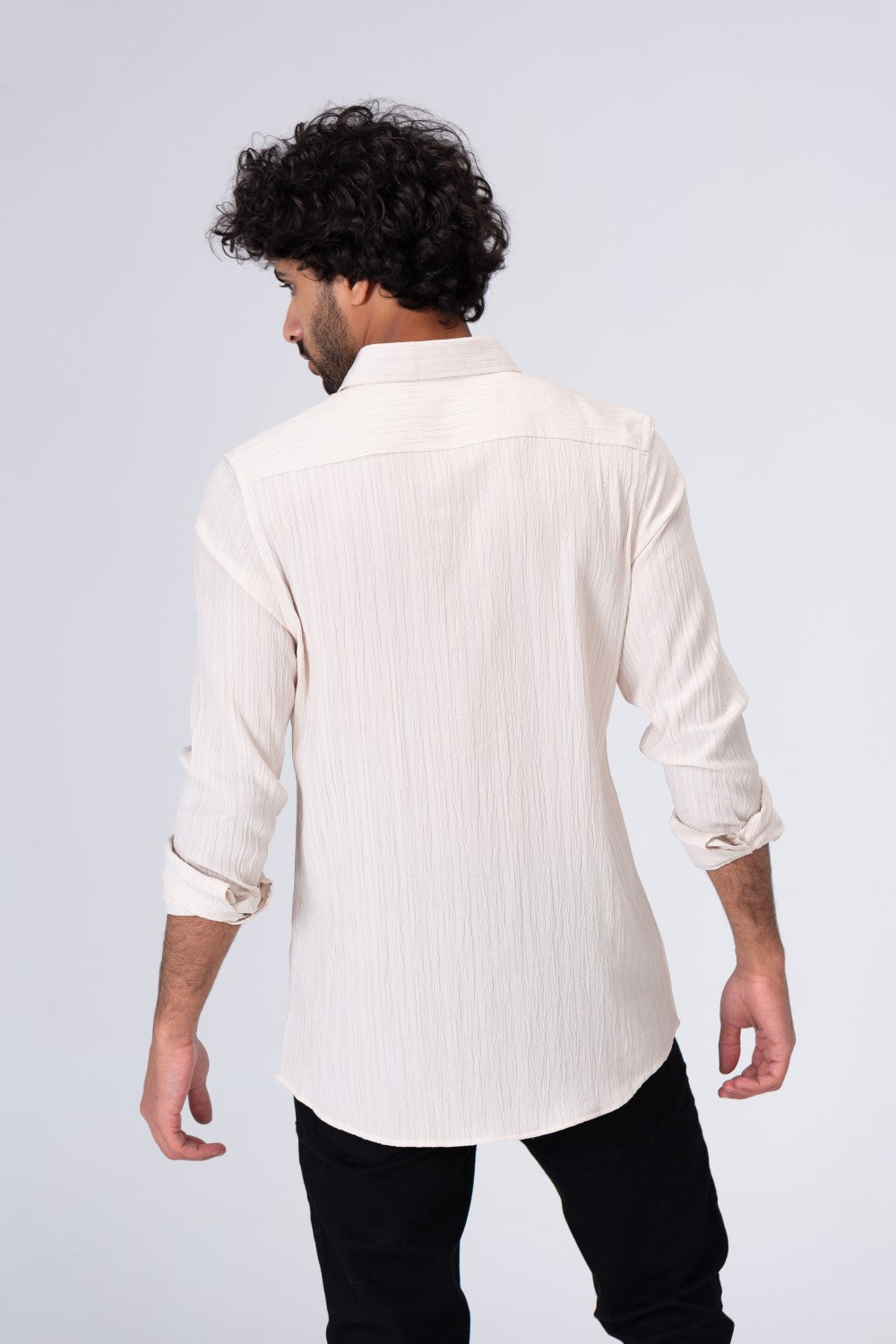 قميص رجالي سادة من خامة صيفية تناسب الاستخدام اليومي وألوان أساسية