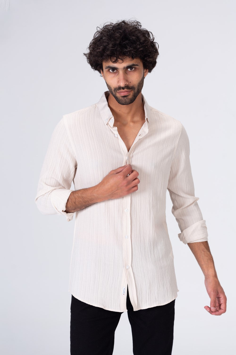 قميص رجالي سادة من خامة صيفية تناسب الاستخدام اليومي وألوان أساسية