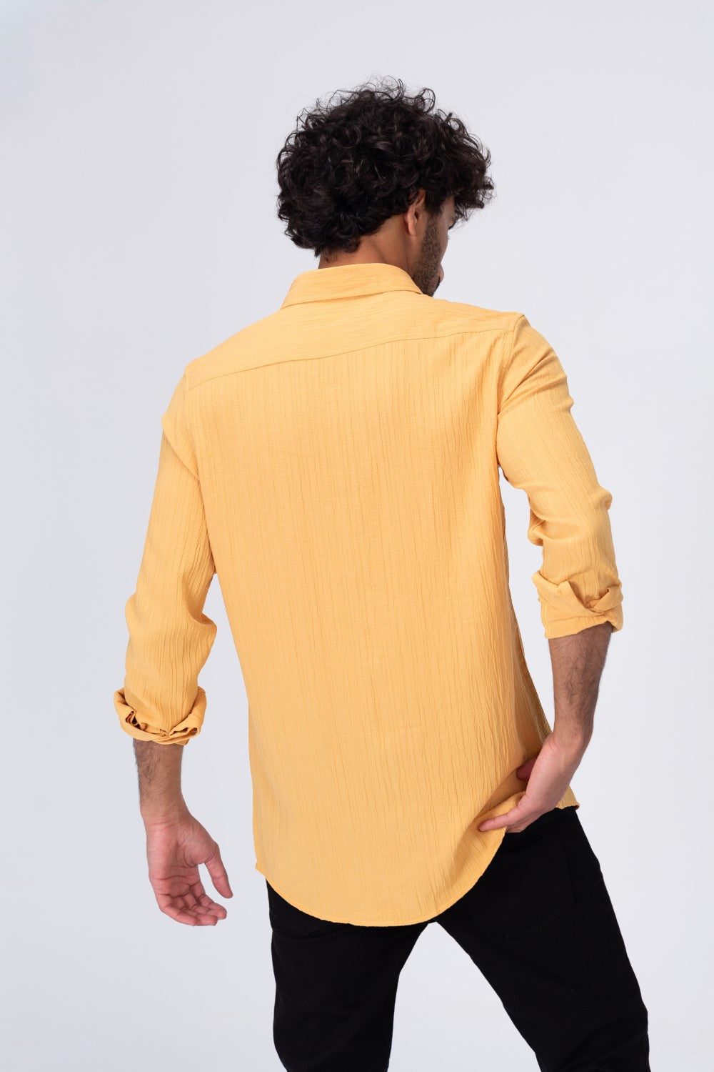 قميص رجالي سادة من خامة صيفية تناسب الاستخدام اليومي وألوان أساسية