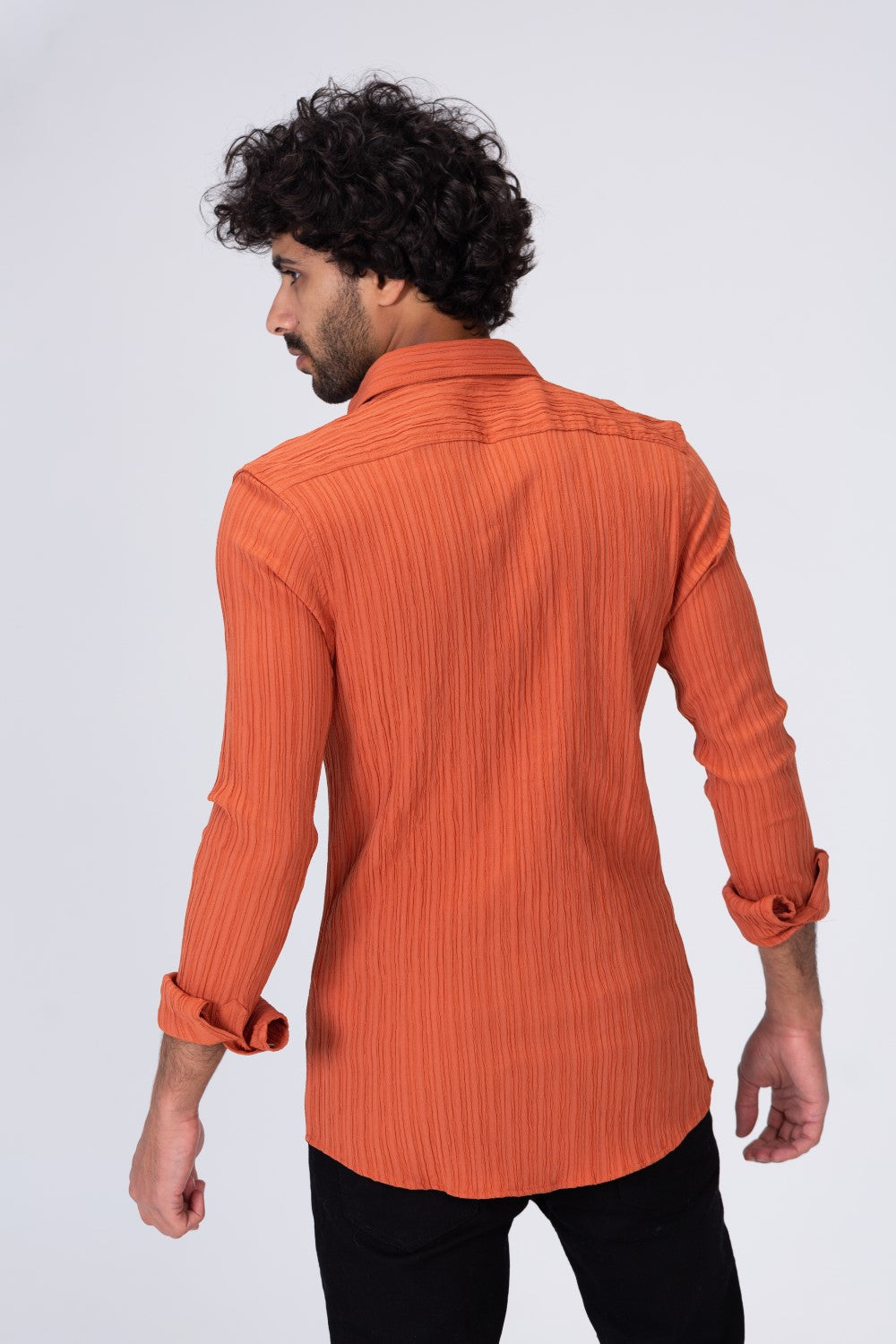 قميص رجالي سادة من خامة صيفية تناسب الاستخدام اليومي وألوان أساسية