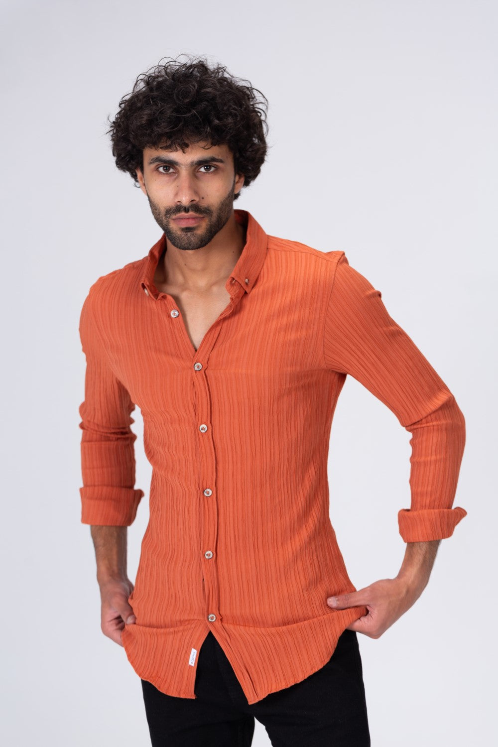 قميص رجالي سادة من خامة صيفية تناسب الاستخدام اليومي وألوان أساسية