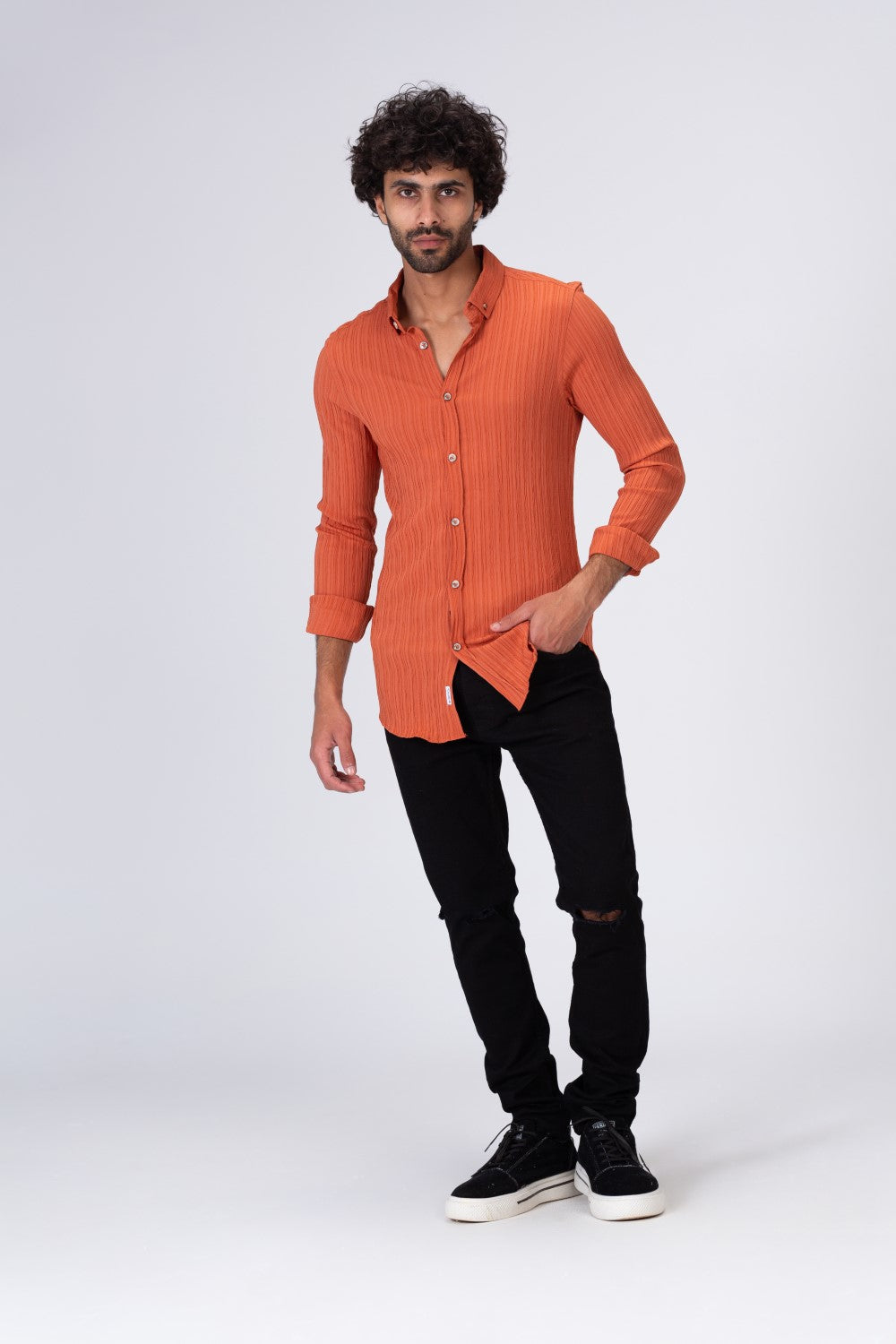 قميص رجالي سادة من خامة صيفية تناسب الاستخدام اليومي وألوان أساسية