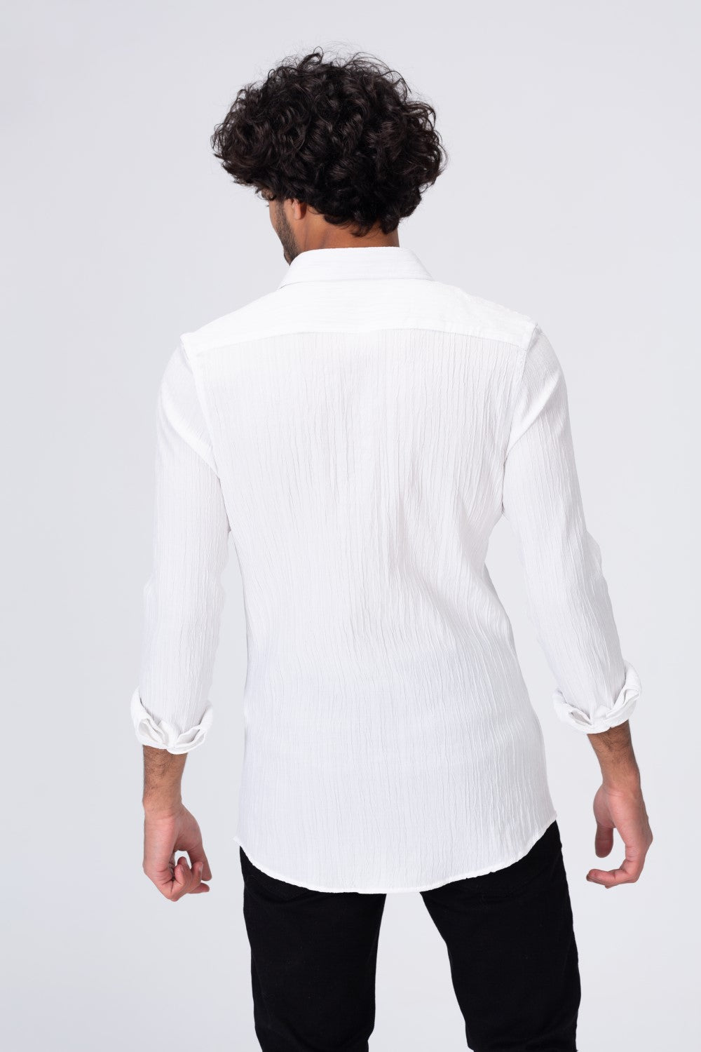 قميص رجالي سادة من خامة صيفية تناسب الاستخدام اليومي وألوان أساسية