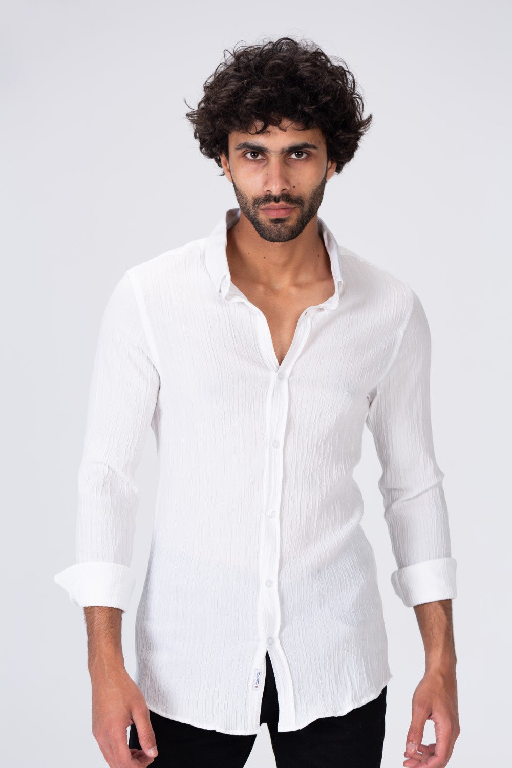 قميص رجالي سادة من خامة صيفية تناسب الاستخدام اليومي وألوان أساسية