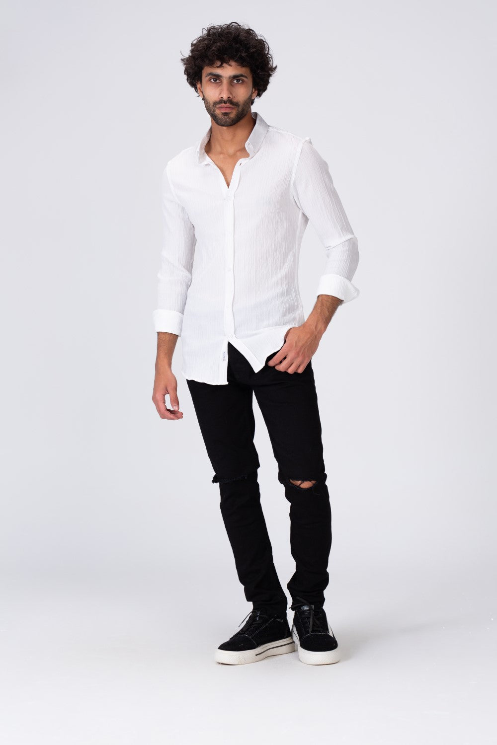 قميص رجالي سادة من خامة صيفية تناسب الاستخدام اليومي وألوان أساسية