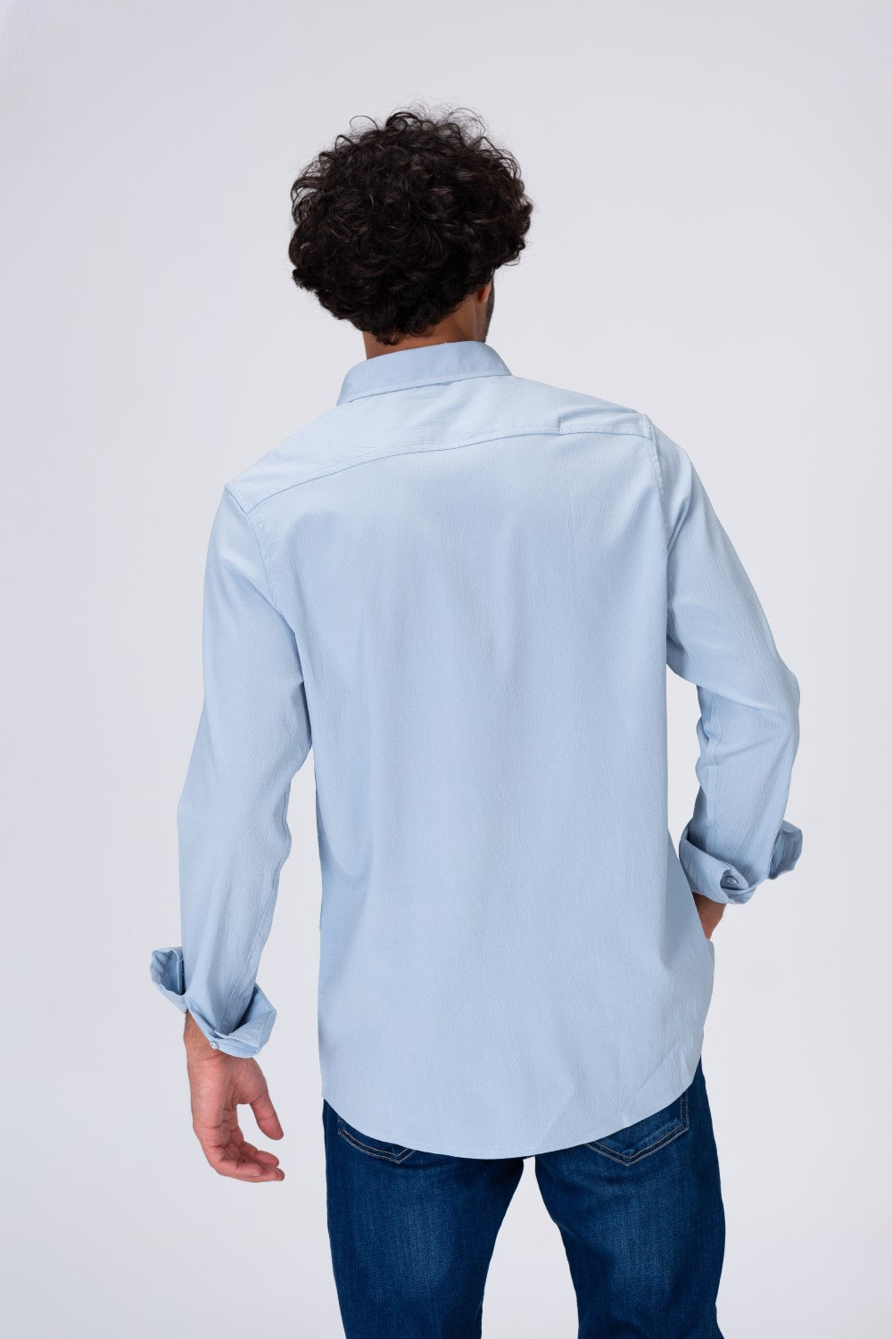 قميص رجالي بقصة عادية أساسي سادة مع خامة مريحة
