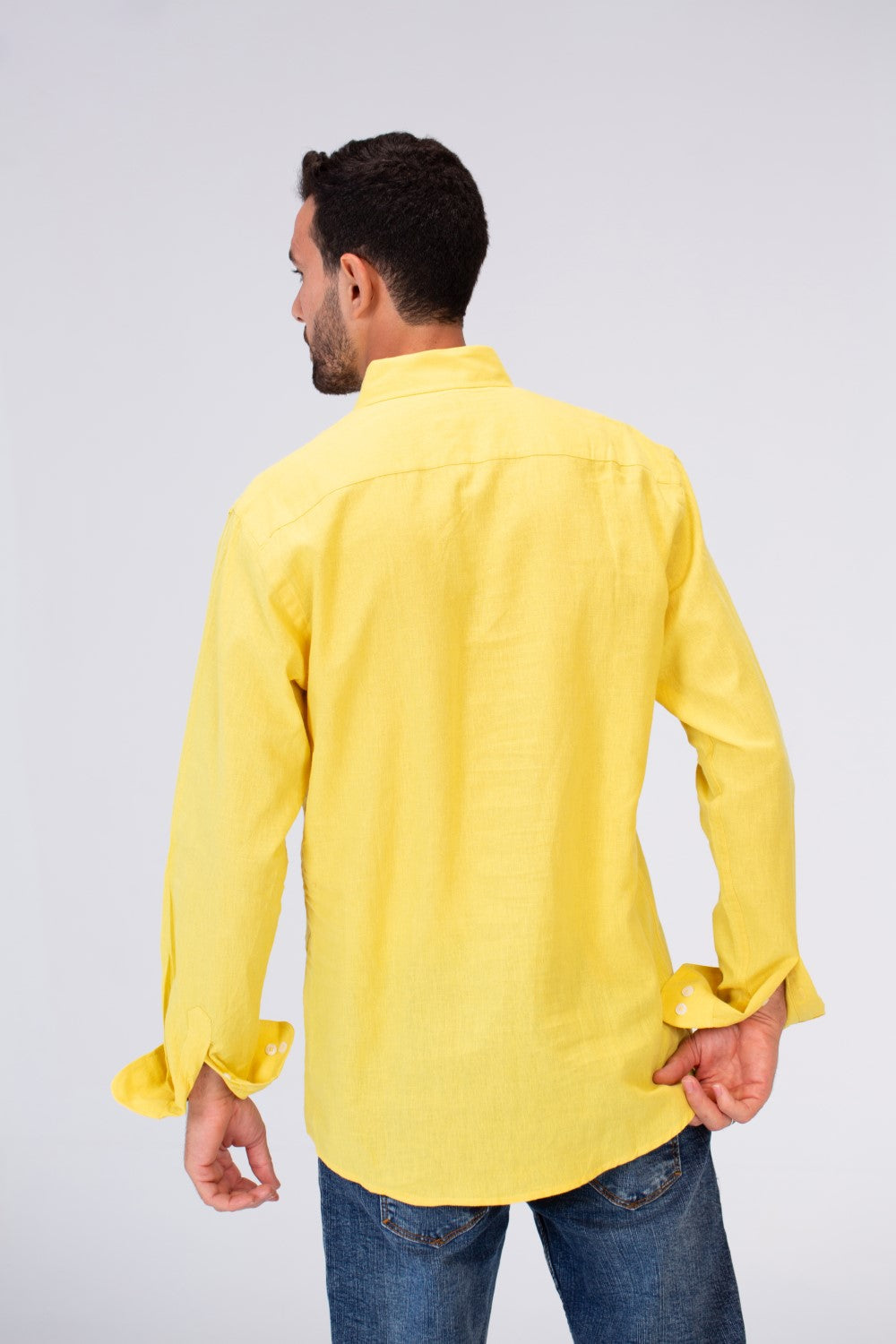 قميص رجالي Slim Fit بياقة وأكمام طويلة من خامة الكتان