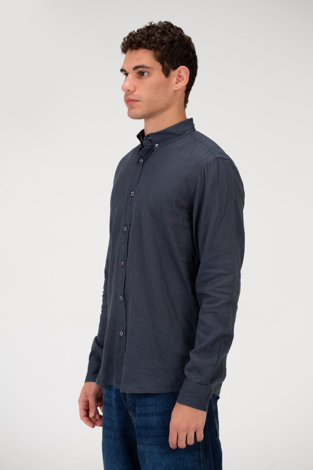 قميص رجالي أساسي كتان بأكمام طويلة