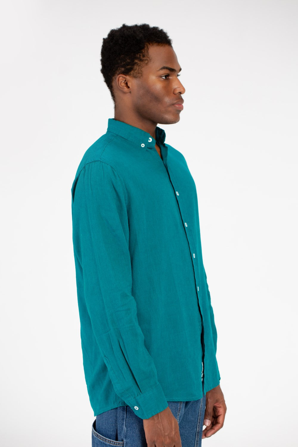 قميص رجالي أساسي كتان بقصة عادية