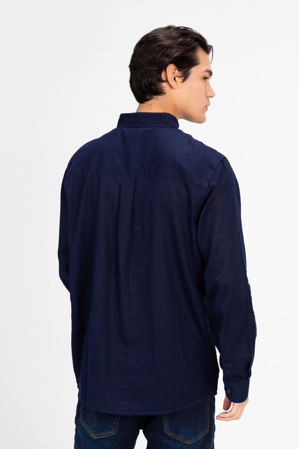 قميص رجالي أساسي كتان بقصة عادية