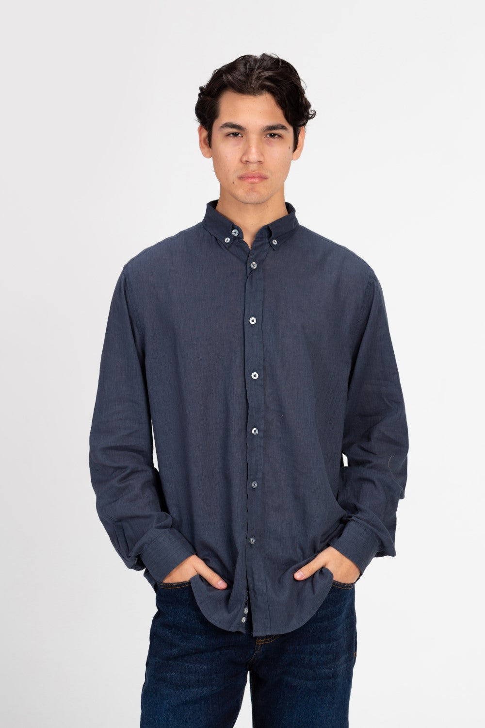 قميص رجالي أساسي كتان بقصة عادية