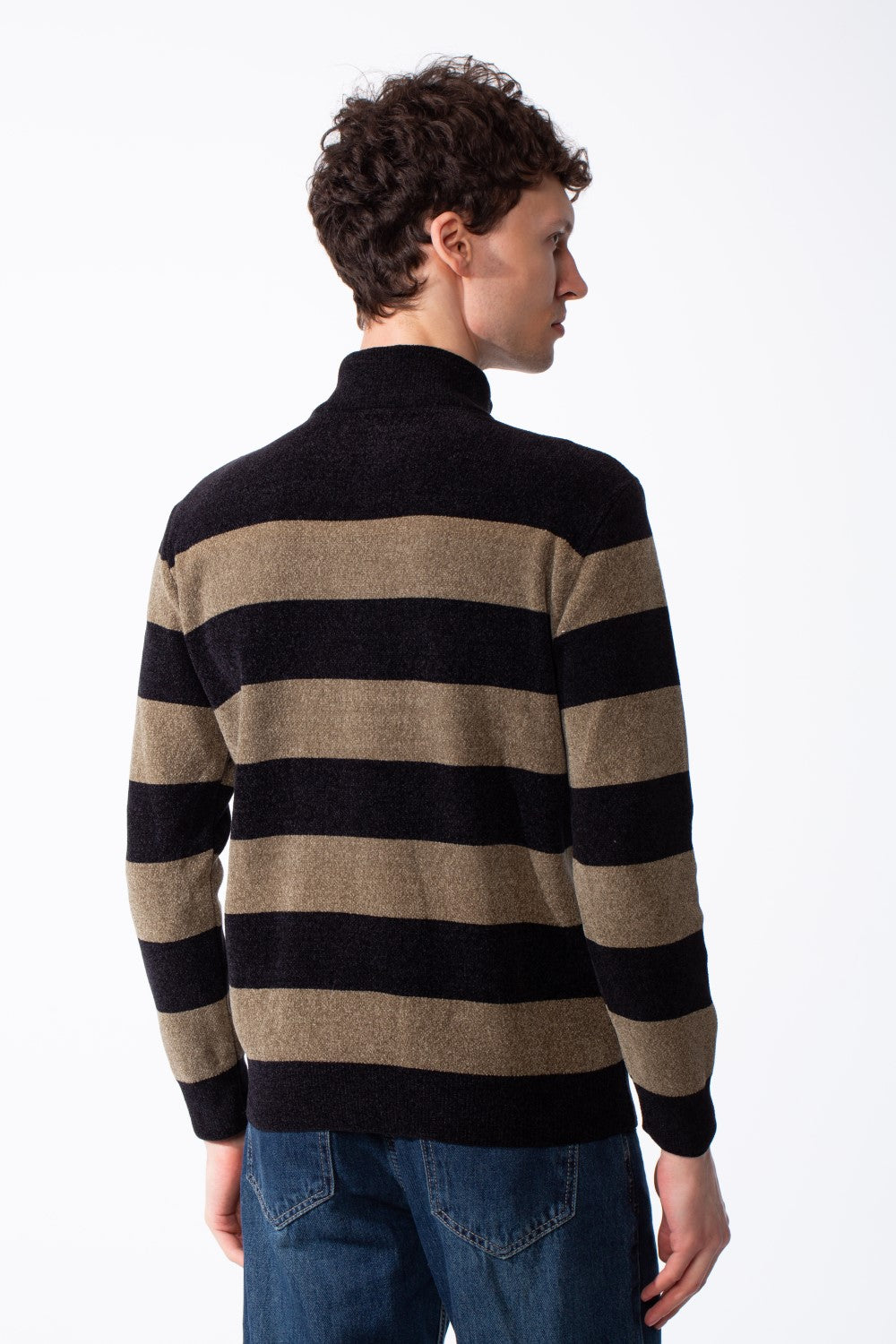 بلوفر رجالي Slim Fit بنصف سحاب معدني ونمط مخطط جريء وأساور مضلعة
